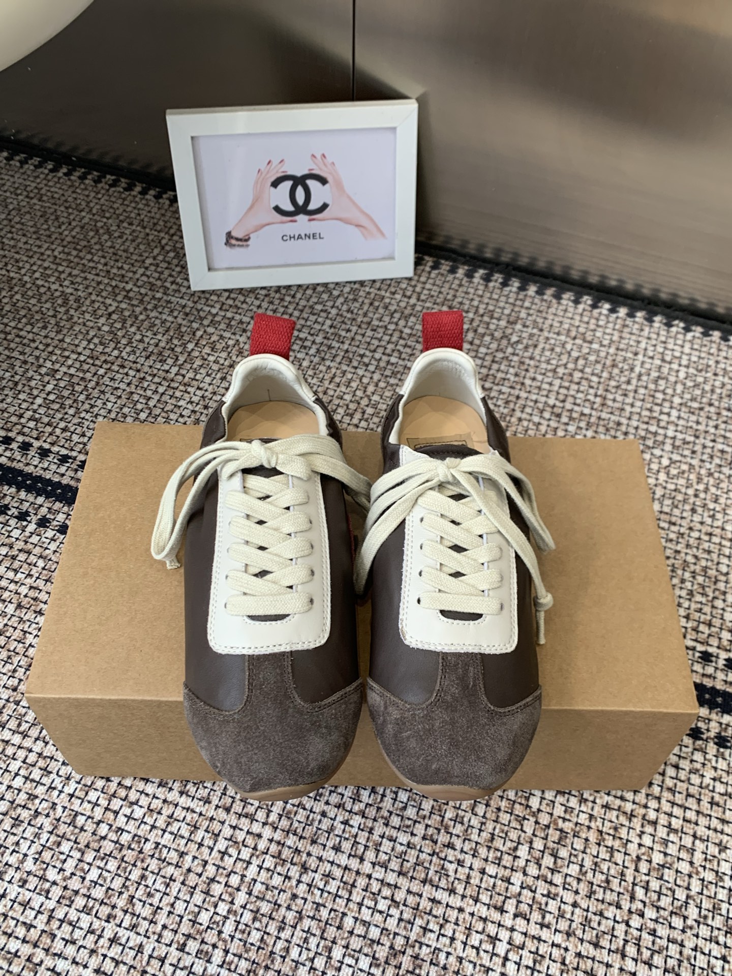 NO:723258,UMA WANG 26ss new retro strappy moral training shoes are lined with fine lambskin, which is skin-friendly and breathable. The upper stitching and distressed effects are all hand-processed. The stitching is delicate and has a natural hand-made temperature. It reflects the craftsmanship standards of high-end designer brands. The rubber outsole is soft and non-slip and fits the foot when walking. It takes into account retro styling and comfort. The low-saturation color matching is extremely adaptable. It can be paired with suits and dresses to create formal looks.  It can also be combined with jeans and sweatshirts to create a casual daily style. Sheepskin upper/cow suede, sheepskin lining, rubber outsole, size 35-40 (customized for 40), casual shoes/sports shoes, sneakers, hoodie, sweatshirts, skirts, jeans, business suit, sheepskin19860909UMA WANG 26ss新款复古绑带德训鞋休闲鞋 内衬为细腻小羊皮 触感亲肤且透气性佳 鞋面拼接缝线、做旧效果均为手工处理 针脚细腻且带有自然的手工温度 体现了高端设计师品牌的工艺标准 采用橡胶大底柔软且防滑行走时贴合脚感 兼顾了复古造型与舒适度 低饱和度配色适配性极强.既能搭配西装、连衣裙打造正式造型 也能与牛仔裤 卫衣组合出随性日常风格 鞋面羊皮/牛反绒 内里羊皮 橡胶大底 码数35-40（40定做）,休闲鞋/运动鞋,sneakers,hoodie,sweatshirts,skirts,jeans,business suit,sheepskin,Women's Shoes