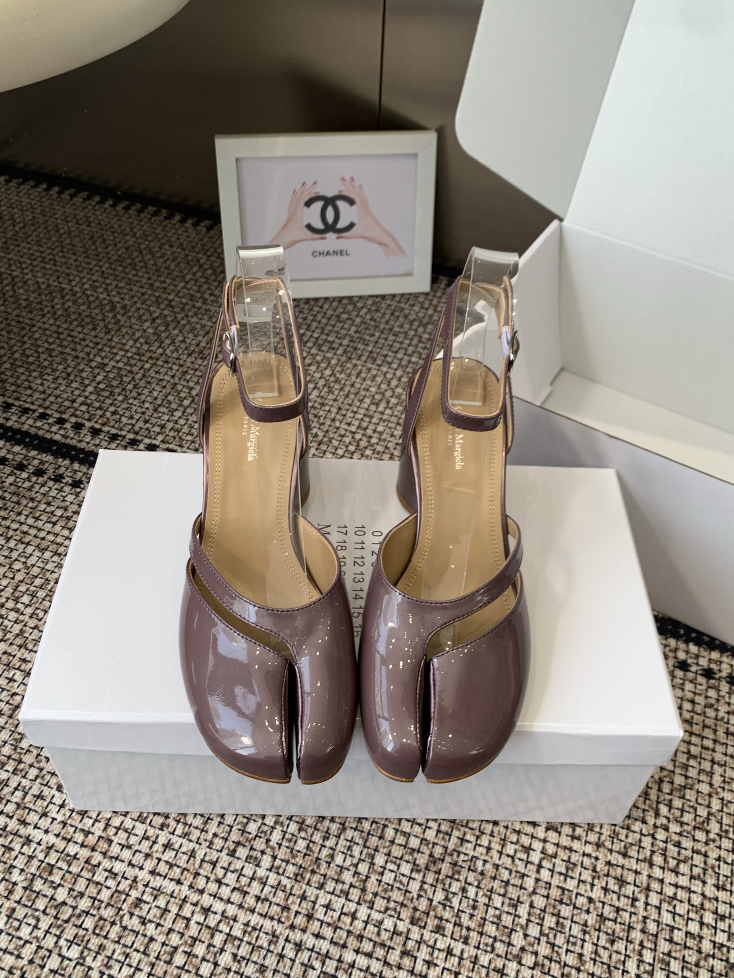 NO:723238,Maison Margiela MM6 Margiela 2026ss new summer flat-soled split-toe sandals. Comfortable and easy to wear. The upper feet are white. They look good no matter how you wear them. This summer’s favorite of fashionistas~ The most popular split-toe sandals in the world. Appeared on the covers of major fashion magazines. Used by celebrities and Xiaohongshu bloggers. The best choice for matching with long skirts and hot pants. You will not regret it if you close your eyes. Original custom imported open-edge beaded cowhide. Imported sheepskin inside.  Genuine leather outsole imported from Italy, size 35-40 (40.41 custom-made, non-refundable), split-toe shoes, masion margiela, masion margiela, sandals, skirts, cowhide, sheepskin, Leather soles19860909Maison Margiela MM6马吉拉 2026ss新品夏季 平底 分趾凉鞋 舒适又好穿 上脚显白 怎么穿都好看 今夏时髦精最爱～ 全球最火分趾凉鞋 出现在各大时装杂志封面 各路明星 小红书博主着用～搭配长裙、热裤的不二选择 闭眼入都是不会后悔 原版定制进口开边珠牛皮 内里进口羊皮 意大利进口真皮大底 码数35-40（40.41定做不退换）,分趾鞋,masion margiela,masion margiela,sandals,skirts,cowhide,sheepskin,Leather soles,Women's Shoes