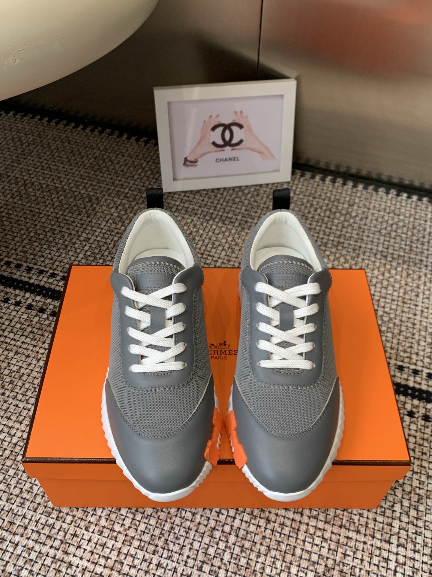 NO:723283,Top version for men and women Hermes Hermès H family classic couple's casual sports shoes Couple's casual sports dad shoes combine high-tech canvas and suede goatskin Decorated with an exaggerated 'H' letter on the rubber sole The italic design and bright colors show vitality Continue the brand design inspiration Lightly stroll in the city Feel free and comfortable The original material of the fabric Special fabric Wagyu suede Breathable mesh lining + water-dyed cow lining Outsole molded TPU + rubber foam material Bottom thickness 3CM  Size 35-46 (40 for women and 45.46 for men, custom made and non-refundable), casual shoes/sports shoes, hermes, hermes, sneakers, sheepskin, chamois leather19860909顶级版本 女男 Hermes 爱马仕H家经典情侣款 休闲运动鞋 情侣款休闲之履运动老爹鞋结合高科技帆布与麂皮山羊皮 在橡胶鞋底上饰以夸张“H”字母 斜体设计和鲜艳色彩展现活力 延续品牌设计灵感 轻盈漫步都市 感受无拘舒适 面料原版材质特殊布料和牛反绒 内里透气网布+水染牛里 大底开模TPU+橡胶发泡材质 底厚3CM 码数35-46（女40.男45.46定做不退换）,休闲鞋/运动鞋,hermes,hermes,sneakers,sheepskin,chamois leather,Women's Shoes