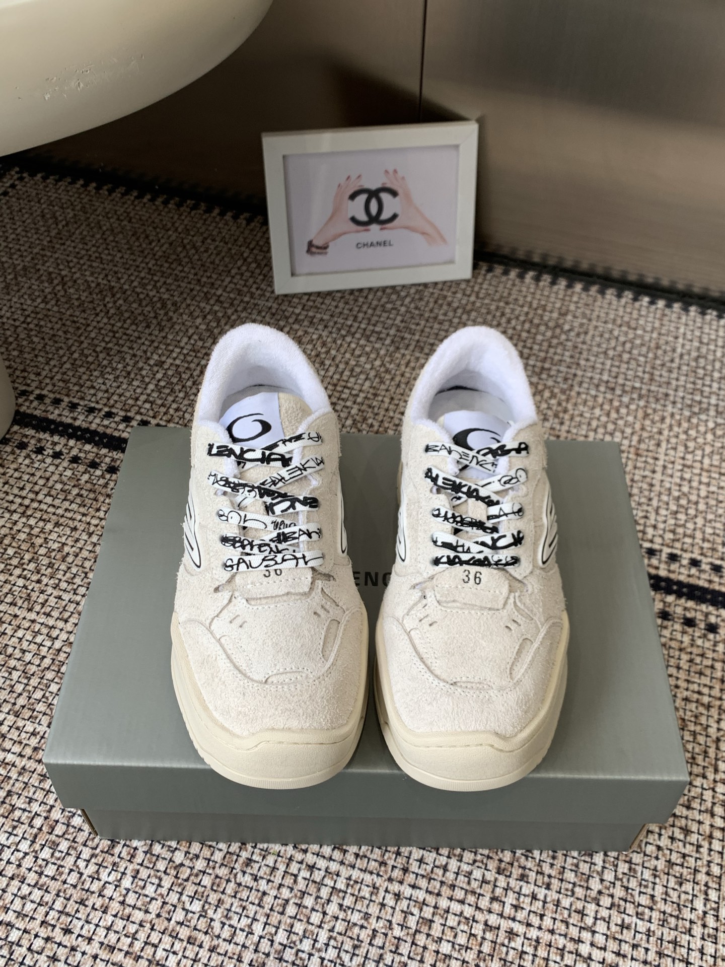 NO:747021,BALENCIAGA Balenciaga Winter 26 latest Hamp tons sneakers. The Winter26 series under the helm of creative genius Deanna has reshaped the definition of fashion, and this Hampton sneaker is particularly eye-catching. It is based on classic shoes, decorated with 3B Spores and Spores logos, creating a streamlined silhouette, and is made of selected genuine cowhide materials. The upper adopts an asymmetrical tailoring design supplemented by raw edges. It is full of signs of distress and exposed stitching on the frayed edges.  Loose stitching and hole marks in the details, scratch marks and asymmetrical design create a retro and casual atmosphere. The crow-style brand logo on the outside of the shoelaces and the curved toe structure bring out the uninhibitedness and personality of DIY. It highlights the unique handmade texture and recreates the model of casual aesthetics. Original imported first-layer cowhide/short velvet lining. Original open-molded rubber combination outsole/sole thickness is about 5CM.  Size 35-40 (40 customized), casual shoes/sports shoes, balenciaga, balenciaga, sneakers, cowhide19860909BALENCIAGA 巴黎世家 Winter 26最新Hamp tons运动鞋 创意鬼才Deanna掌舵下Winter26系列重塑时尚定义、而这款Hampton运动鞋尤为吸睛  它以经典鞋履为原型、饰以3B Spores与Spores标志、打造流线型轮廓、精选真牛皮材质精制而成 鞋面采用不对称剪裁设计辅以毛边 满是做旧痕迹 磨损边缘外露缝线 细节处松脱的缝线以及车孔痕辸 刮擦痕辸与不对称设计营造出复古随性氛围 鞋带外途鸦式品牌标识与弯曲鞋头结构、自带DIY的不羁与个性 彰显独具一格的手工质感、再造休闲美学典范 原版进口头层牛皮/内里短绒布 原版开模橡胶组合大底/底厚约5CM 码数35-40（40定做）,休闲鞋/运动鞋,balenciaga,balenciaga,sneakers,cowhide,Women's Shoes