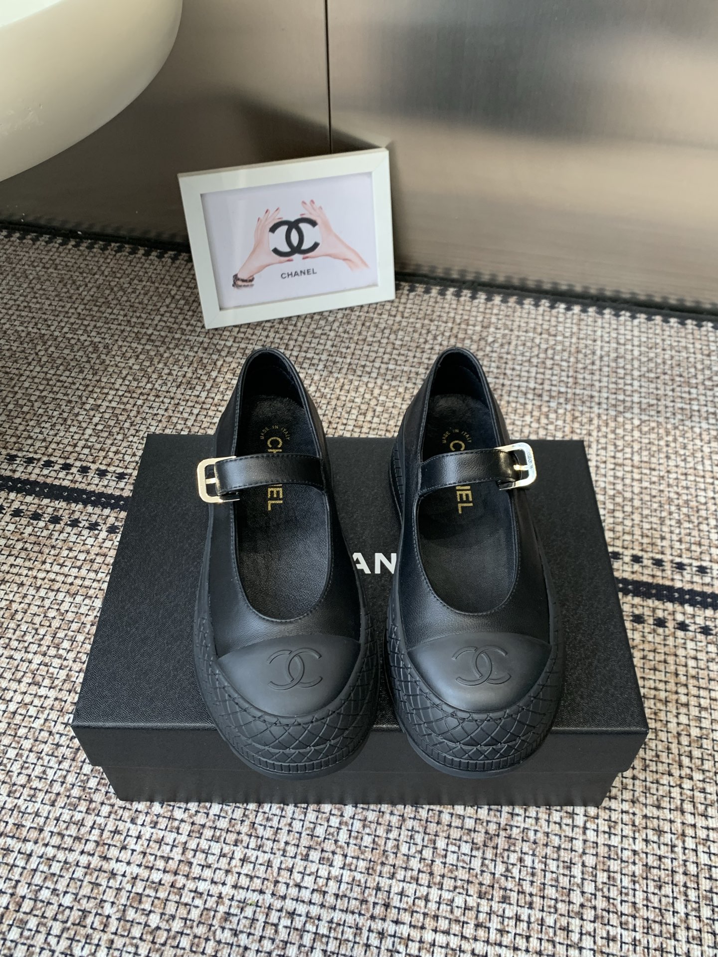 NO:747018,Chanel Chanel 26c Mary Jane loafers, king style, classic and user-friendly design. The design of flat and thick soles has its own invisible heightening. It will not tire your feet even if you walk all day long. The black model is classic and never goes out of style. The double C embossed on the toe is low-key and dignified. Paired with jeans, it is a sweet and cool girl. Paired with a small suit for commuting, it is smart. The white model is gentle to the bone. The texture of breasts and fufu comes with a French filter. Pair it with a floral skirt. White socks are a energetic girl.  It's full of spring atmosphere. The lambskin material is soft and doesn't wear your feet at all. The metal buckle of the one-line strap can also fine-tune the elasticity. It's also very friendly to sisters with wide feet and high insteps~ Whether it's daily shopping or commuting to work, this pair can be easily held. This year's Mary Jane must be it. No matter how you match it with the black and white color scheme, you can't go wrong. Close your eyes and you won't lose~ All matching materials, code number 35-40 (custom-made in 40), Mary Jane, chanel, chanel, loafers, mary  jane,skirts,jeans,business suit,sheepskin,socks19860909Chanel 香奈儿 26c 玛丽珍 乐福鞋 王炸款 经典加人性化设计 平底厚底的设计自带隐形增高 暴走一天都不累脚  黑色款经典永不过时 鞋头双C压纹低调显贵 搭配牛仔裤是甜酷辣妹 配小西装通勤又干练  白色款温柔到骨子里 奶fufu的质感自带法式滤镜 搭碎花裙 白袜子就是元气少女 春日氛围感拉满 小羊皮的材质软乎乎的 完全不磨脚 一字带的金属扣还能微调松紧 对宽脚 高脚背姐妹也超友好~不管是日常逛街,通勤上班 这双都能轻松hold住 今年的本命玛丽珍非它莫属 黑白配色怎么搭都不出错.闭眼入不亏~全对版材质 码数35-40（40定做）,玛丽珍,chanel,chanel,loafers,mary jane,skirts,jeans,business suit,sheepskin,socks,Women's Shoes