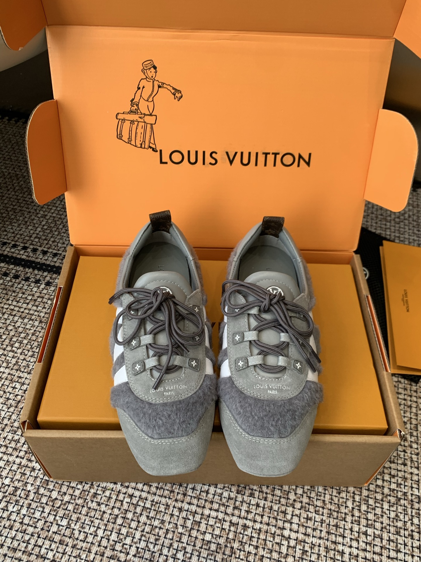 NO:747008,Top version Women's Men's Louis Vuitton Louis Vuitton Sneakerina Series Ballet Sneakers Moral Training Shoes Couple Sneakerina Ballet-style sneakers are made of silky suede cow leather to create smooth lines. They have the light structure of ballet shoes and the comfortable texture of sneakers. LV logo on the side. Monogram canvas back strap with rich details. Sacchetto craftsmanship and TPU outsole upgrade for a soft wearing experience. Casual matching. Fabric Original custom imported first-layer cowhide.  Lining: original customized breathable mesh lining, original molded outsole, injection molded TPU material, size: 35-45 (40 for women, 45 for men, customized), ballet shoes, louis vuitton, louis vuitton, louis vuitton, sneakers, cowhide19860909顶级版本 女款男款 Louis Vuitton路易威登 Sneakerina系列 芭蕾运动鞋 德训鞋 情侣款 Sneakerina 芭蕾风运动鞋以丝滑绒面牛皮革塑造流畅线条 兼具芭蕾舞鞋的轻盈构型和运动鞋的舒适质感 侧面 LV 标识Monogram 帆布后袢带丰富细节 Sacchetto 工艺和 TPU 外底升级轻柔穿着体验 随意搭配 面料 原版定制进口头层牛皮 内里 原版定制透气网里原版开模大底 注塑TPU材质 码数: 35-45（女40 男45 定做）,芭蕾舞鞋,louis vuitton,louis vuitton,louis vuitton,sneakers,cowhide,Women's Shoes