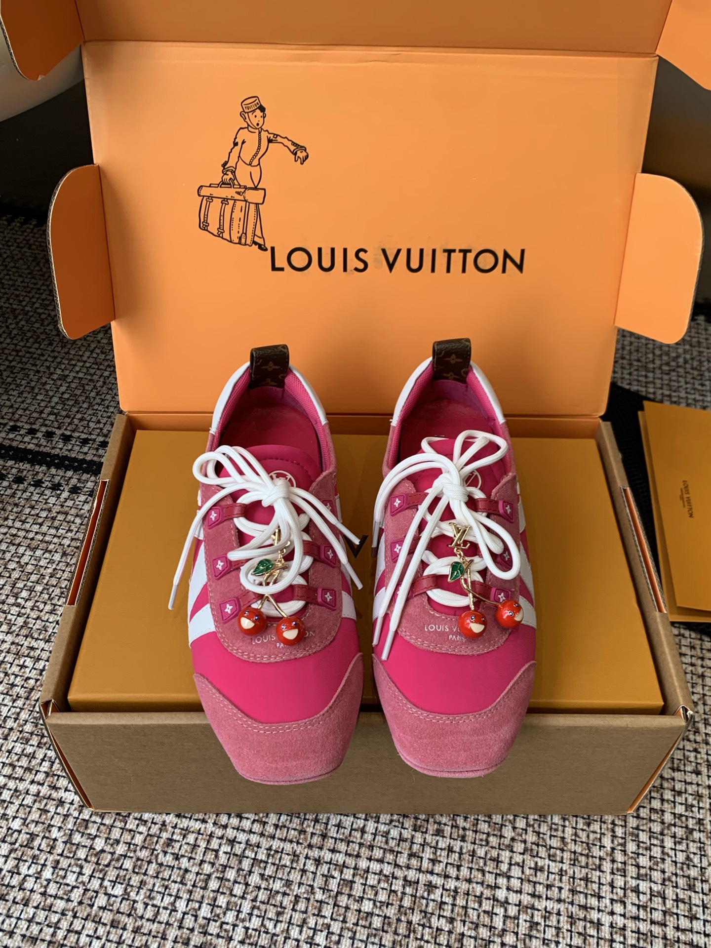 NO:747011,Top version Women's Men's Louis Vuitton Louis Vuitton Sneakerina Series Ballet Sneakers Moral Training Shoes Couple Style (Cherry 90) Sneakerina Ballet style sneakers are made of silky suede cow leather to create smooth lines. They have the light structure of ballet shoes and the comfortable texture of sneakers. LV logo on the side. Monogram canvas back strap with rich details. Sacchetto craftsmanship and TPU outsole upgrade for a soft wearing experience. Randomly match fabrics.  Original customized imported first-layer cowhide lining Original customized breathable mesh lining Original molded outsole Injection-molded TPU material Size: 35-45 (40 for women, 45 for men, customized), ballet shoes, louis vuitton, louis vuitton, louis vuitton, sneakers, cowhide19860909顶级版本 女款男款 Louis Vuitton路易威登 Sneakerina系列 芭蕾运动鞋 德训鞋 情侣款（樱桃90） Sneakerina 芭蕾风运动鞋以丝滑绒面牛皮革塑造流畅线条 兼具芭蕾舞鞋的轻盈构型和运动鞋的舒适质感 侧面 LV 标识Monogram 帆布后袢带丰富细节 Sacchetto 工艺和 TPU 外底升级轻柔穿着体验 随意搭配 面料 原版定制进口头层牛皮 内里 原版定制透气网里原版开模大底 注塑TPU材质 码数: 35-45（女40 男45 定做）,芭蕾舞鞋,louis vuitton,louis vuitton,louis vuitton,sneakers,cowhide,Women's Shoes