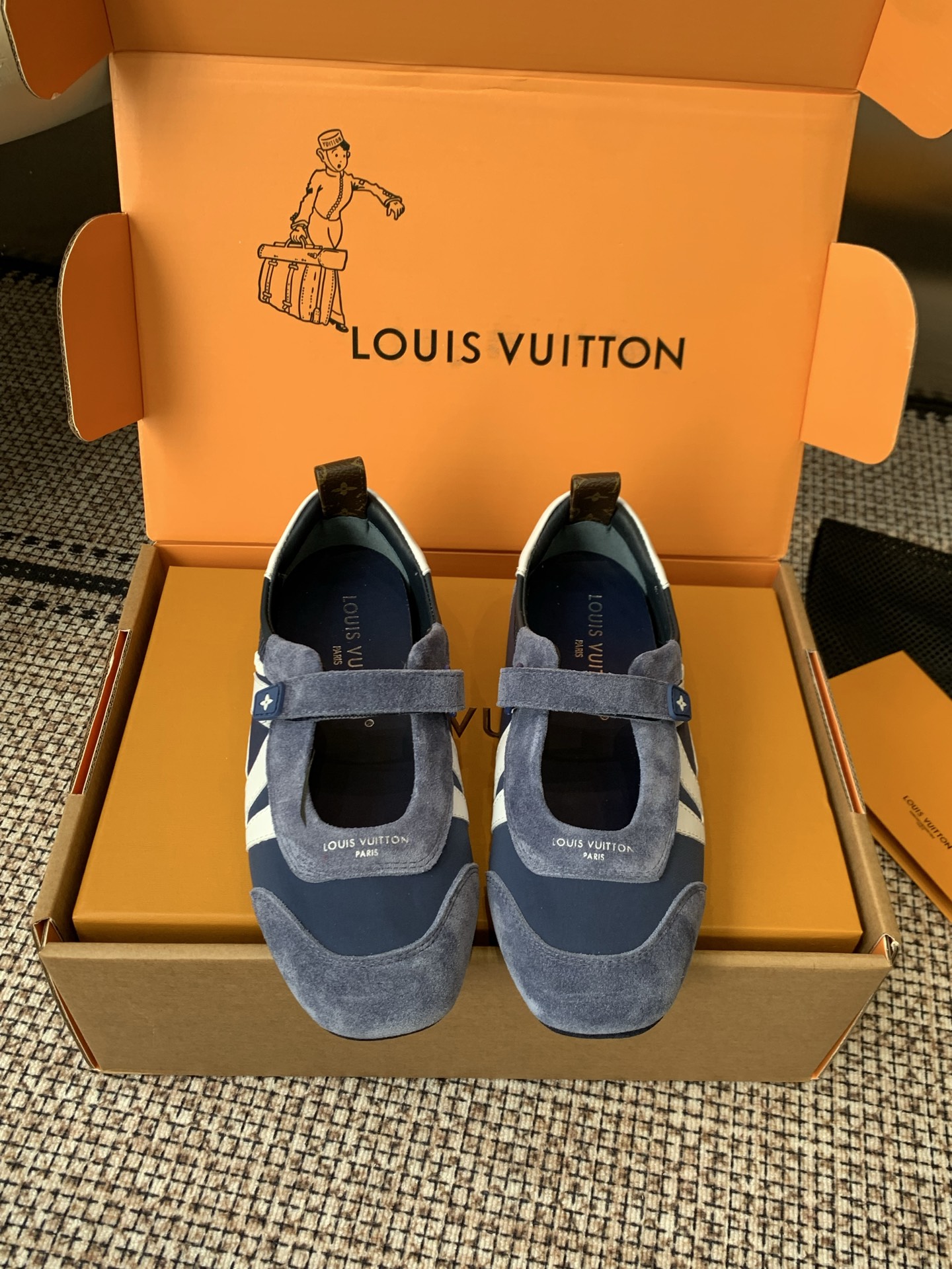 NO:747014,Top version Louis Vuitton Louis Vuitton Sneakerina series ballet sneakers moral training shoes Sneakerina ballet style sneakers are made of silky suede cow leather to create smooth lines. They have the light structure of ballet shoes and the comfortable texture of sneakers. LV logo on the side. Monogram canvas back strap with rich details. Sacchetto craftsmanship and TPU outsole. Upgraded soft wearing experience. Match as you like. Fabric Original custom imported first-grain cowhide. Lining  Original custom-made breathable mesh original molded outsole Injection TPU material Size: 35-41 (customized for women 40.41), ballet shoes, louis vuitton, louis vuitton, louis vuitton, sneakers, cowhide19860909顶级版本 Louis Vuitton路易威登 Sneakerina系列 芭蕾运动鞋 德训鞋 Sneakerina 芭蕾风运动鞋以丝滑绒面牛皮革塑造流畅线条 兼具芭蕾舞鞋的轻盈构型和运动鞋的舒适质感 侧面 LV 标识Monogram 帆布后袢带丰富细节 Sacchetto 工艺和 TPU 外底升级轻柔穿着体验 随意搭配 面料 原版定制进口头层牛皮 内里 原版定制透气网里原版开模大底 注塑TPU材质 码数: 35-41（女40.41定做）,芭蕾舞鞋,louis vuitton,louis vuitton,louis vuitton,sneakers,cowhide,Women's Shoes