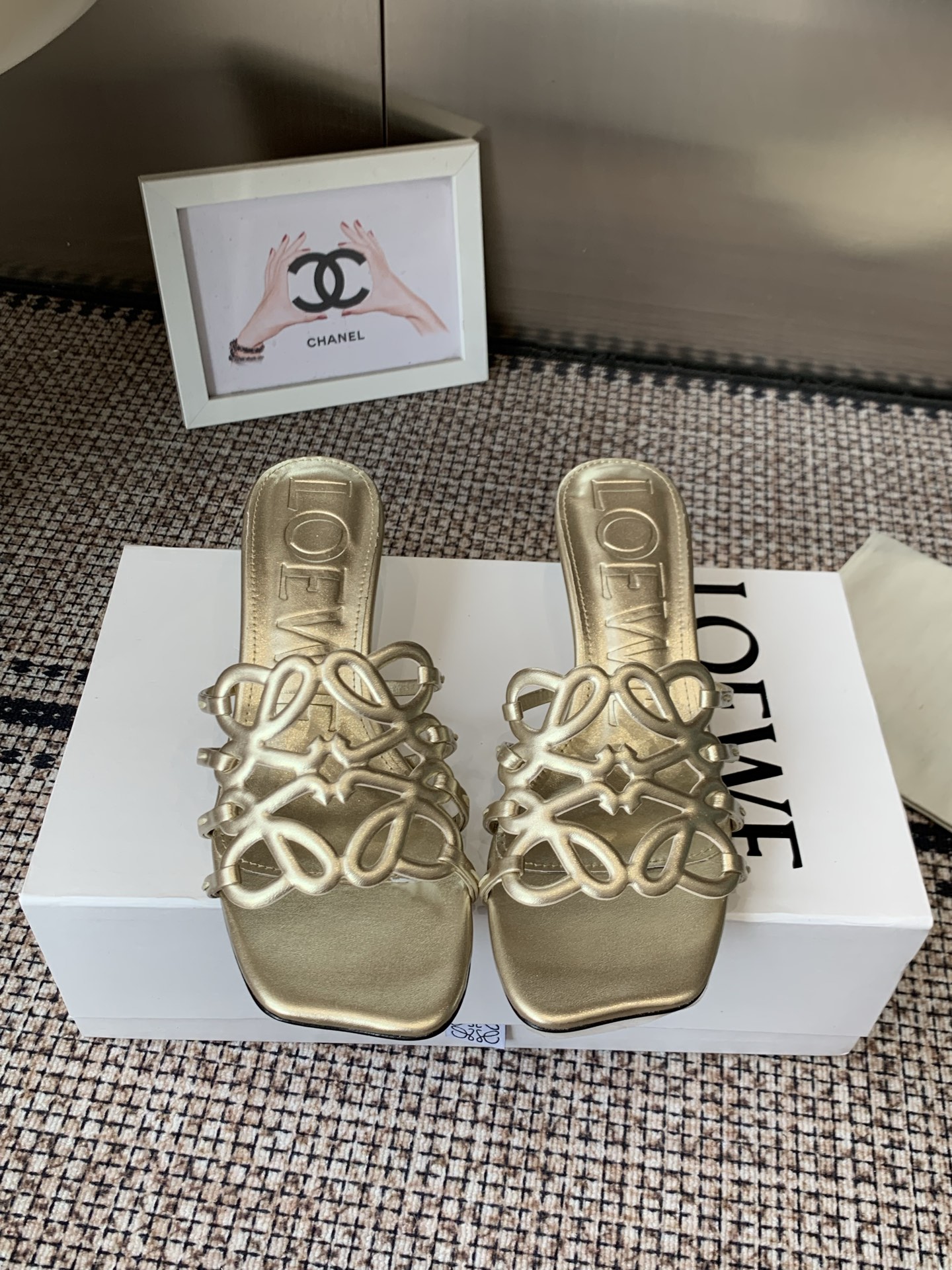 NO:747002,LOEWE 26ss new spring and summer slippers. The crazy simple design feels cleaner and more elegant, which will make you miss it. The color is also very attractive and beautiful. It is full of temperament and aura when you put it on your feet. It is invincibly handsome and stylish. The upper is made of cowhide printing. The lining is tiptoe. Sheepskin. Injection-molded leather outsole imported from Italy. Size 35-42 (40 41)  42 customized), slippers, loewe, loewe, slippers, cowhide, sheepskin, Leather soles19860909LOEWE 罗意威 26ss 春夏新品 拖鞋 疯狂种草简约设计感觉更干净优雅 让你念念不忘 颜色也很耐看漂亮,上脚瞬间气质十足气场,简直无敌帅气有型 鞋面采用牛皮印花 内里踮脚 羊皮 意大利进口注塑真皮大底 码数35-42（40 41 42订做）,拖鞋,loewe,loewe,slippers,cowhide,sheepskin,Leather soles,Women's Shoes