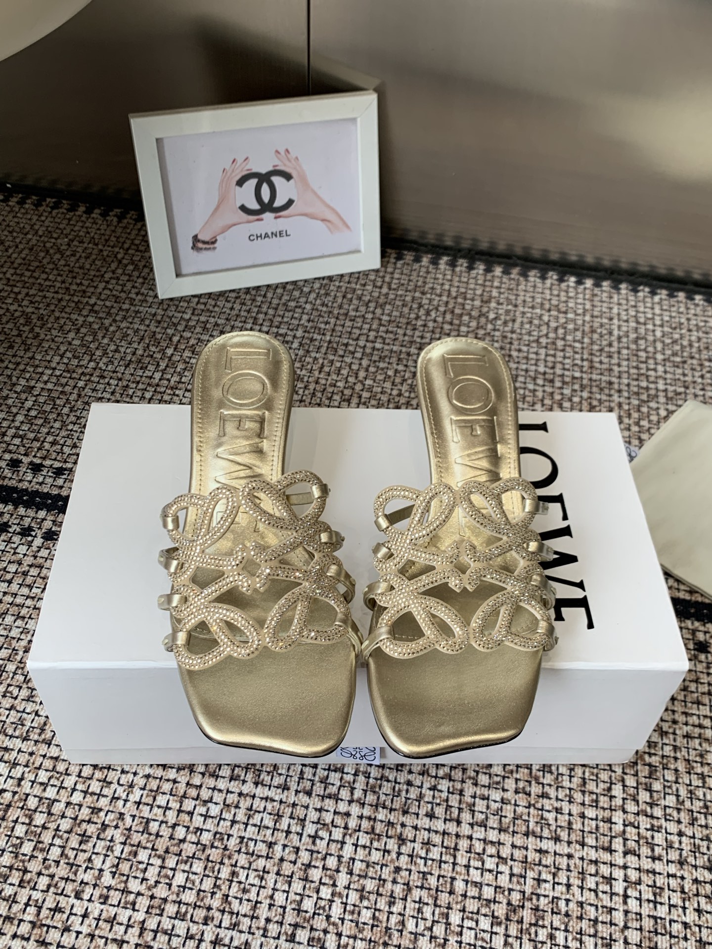 NO:747005,Diamond-faced LOEWE 26ss new spring and summer slippers. Crazy grass simple design feels cleaner and more elegant, which will make you miss it. The color is also very attractive and beautiful. It is full of temperament instantly when you put it on your feet. It is invincibly handsome and stylish. The upper is made of cowhide printing. The lining is tiptoe. Sheepskin. Injection-molded leather outsole imported from Italy. Size 35-42 (40 41)  42 customized), slippers, loewe, loewe, slippers, cowhide, sheepskin, Leather soles19860909钻面 LOEWE 罗意威 26ss 春夏新品 拖鞋 疯狂种草简约设计感觉更干净优雅 让你念念不忘 颜色也很耐看漂亮,上脚瞬间气质十足气场,简直无敌帅气有型 鞋面采用牛皮印花 内里踮脚 羊皮 意大利进口注塑真皮大底 码数35-42（40 41 42订做）,拖鞋,loewe,loewe,slippers,cowhide,sheepskin,Leather soles,Women's Shoes