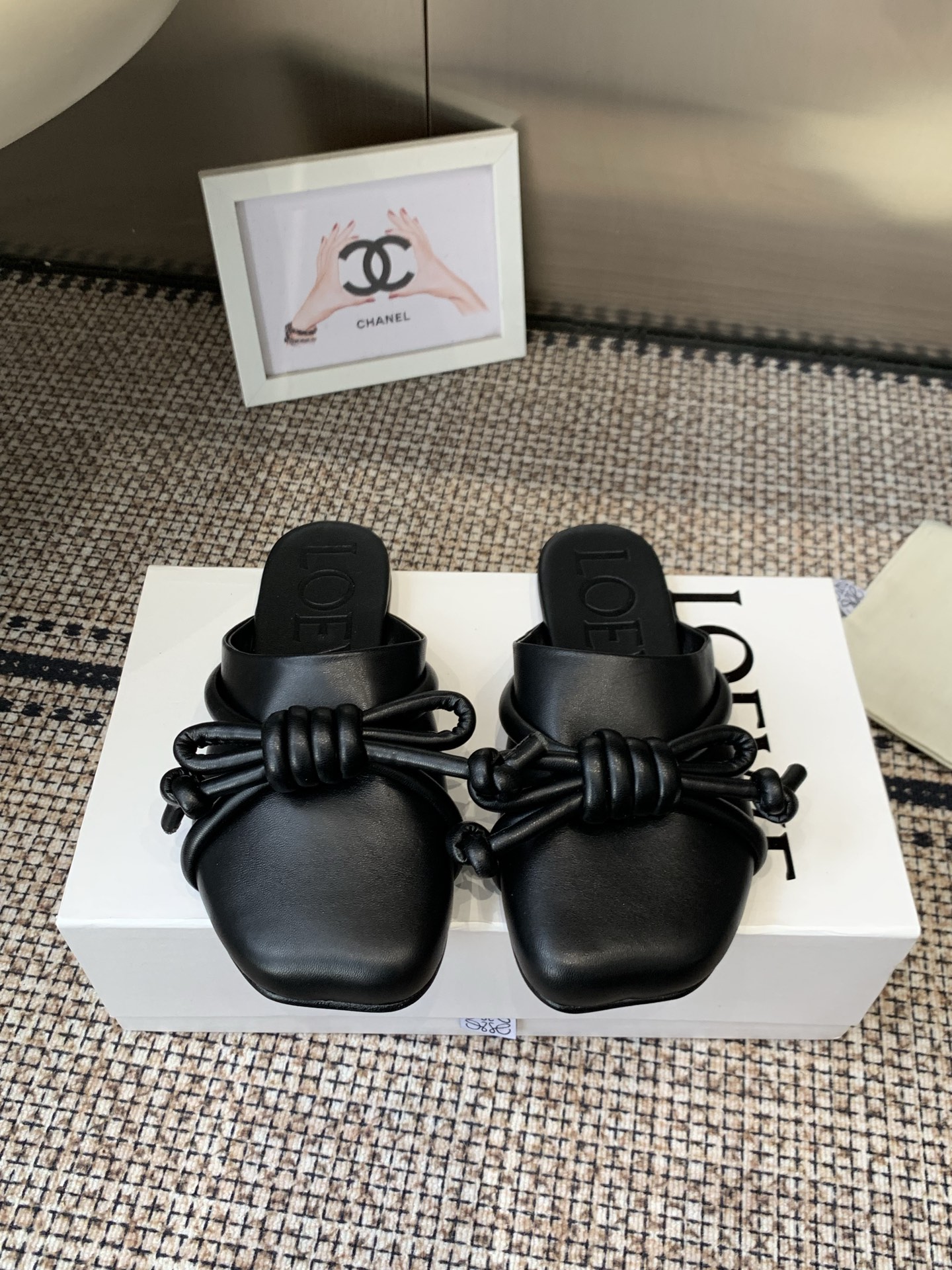 NO:749264,LOEWE/Loewe 26ss new spring and summer flat-soled retro half-pack slippers, loafers and loafers. Purchased in original form, the details are in place. This will be a trend-setting version, worth owning. It has a unique fashion-leading style, and it is highly recommended to stock up. The shoe shape is great, and the leather is soft. The back-stepping design is extremely comfortable, and it can be paired with a dress and trousers. It is a very versatile one. The upper is made of original imported material, and the lining is sheepskin lining. The outsole is imported from Italy.  Size 35-39 (40.41.42 customized, non-refundable and non-exchangeable), semi-trailers, loewe, loewe, loafers, slippers, skirts, sheepskin19860909LOEWE/罗意威26ss春夏新款平底复古半包拖鞋乐福鞋懒人鞋 原版购入,细节把控到位.这将是引爆潮流的一款爆版,值得拥有.独具时尚潮流领先风格,强烈推荐备货购入 鞋型韵味超赞,皮质柔软.可后踩的设计舒适度极高,搭配连衣裙束脚工裤装 非常百搭的一款 鞋面原版进口材质 内里羊皮内里 大底意大利进口真皮 码数35-39 (40.41.42定制不退不换),半拖,loewe,loewe,loafers,slippers,skirts,sheepskin,Women's Shoes