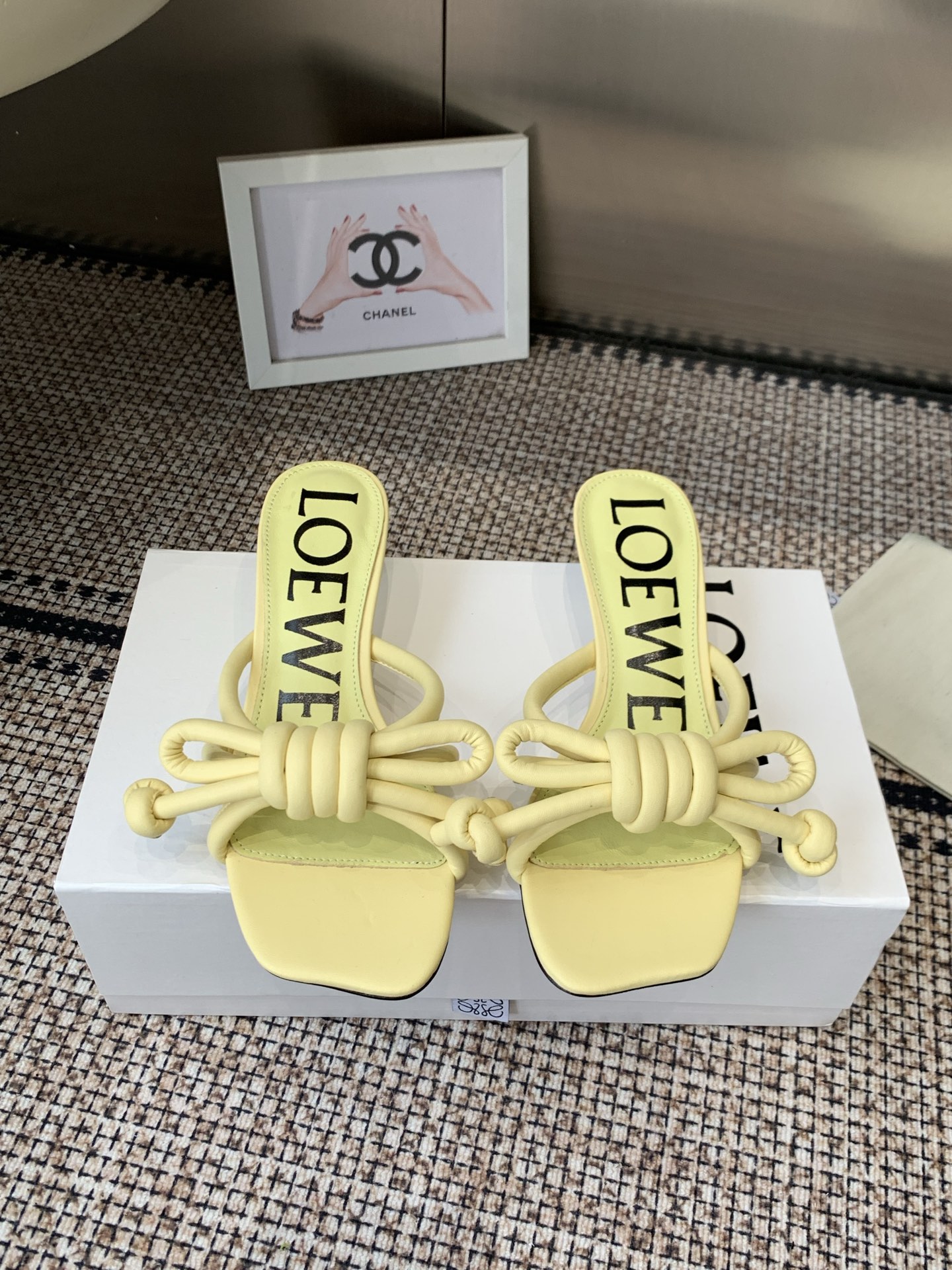 NO:749236,Loewe's spring and summer new product Toggle mid-heel retro sandals. Purchased in original form with well-controlled details. This will be a trend-setting version and is worth owning. It has a unique fashion-leading style and is highly recommended to be stocked. Imported mixed lambskin upper, sheepskin lining, original genuine leather outsole, heel height 4.5cm, size 35-41 (40.41 custom-made), high-heeled shoes and slippers, loewe, sandals, high  heels,slippers,sheepskin,leather soles19860909罗意威春夏新品Toggle中跟复古凉鞋 原版购入,细节把控到位.这将是引爆潮流的一款爆版,值得拥有.独具时尚潮流领先风格,强烈推荐备货购入. 鞋面进口混种小羊皮 内里羊皮内里 大底原版真皮大底 跟高4.5cm 码数35-41（40.41订做）,高跟鞋拖鞋,loewe,sandals,high heels,slippers,sheepskin,Leather soles,Women's Shoes