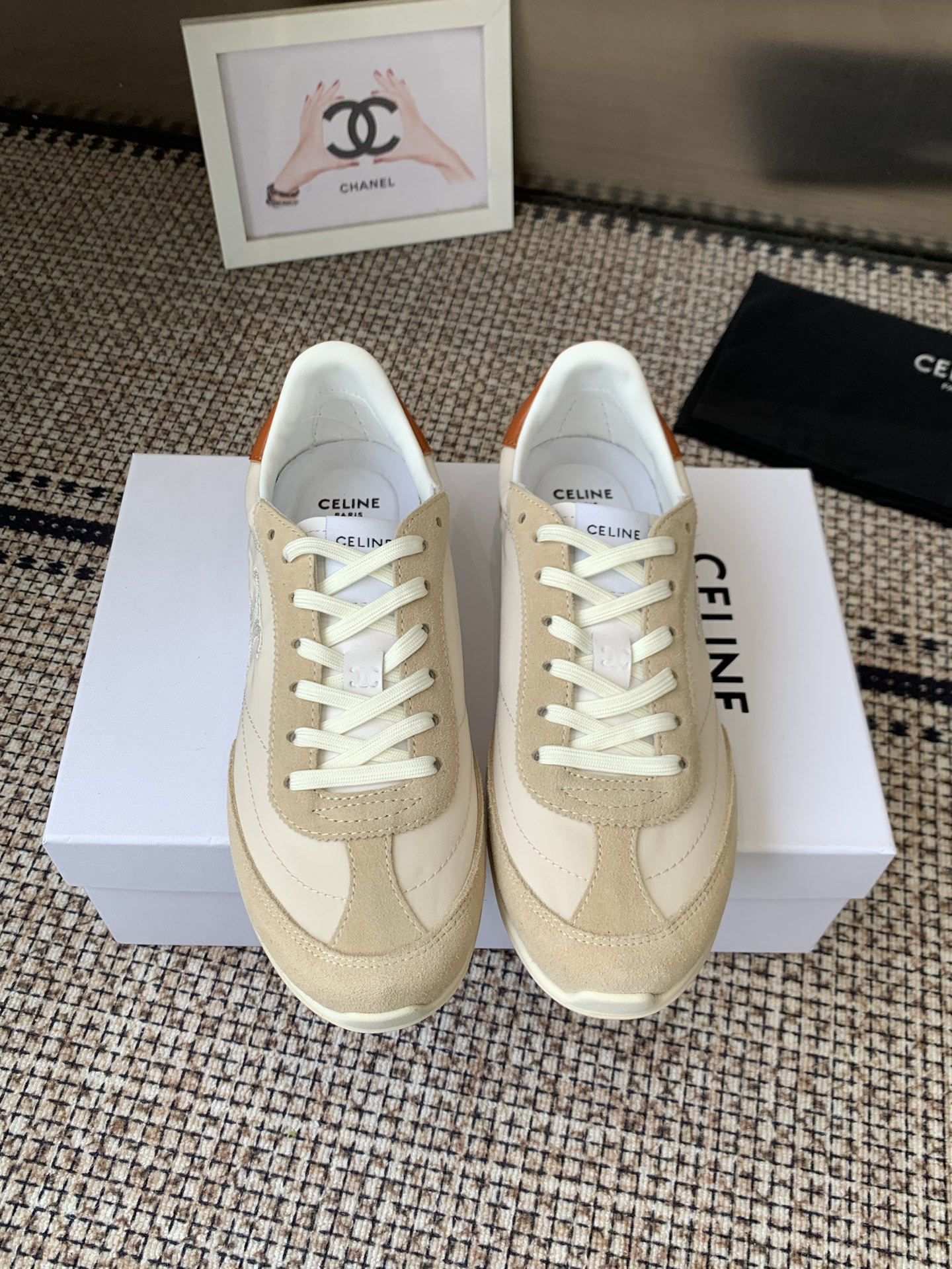 NO:749249,Celine 26ss early spring new retro sports shoes and casual shoes are inspired by the track and field running shoes of the 1970s and 1980s. The shoes have smooth lines and a slightly old feel. They have the relaxed atmosphere of retro sports and incorporate CELINE's iconic minimalist aesthetics. They are a powerful tool for creating a French casual style.  The metal or embroidered Triomphe Arc de Triomphe logo on the side of the shoe is the core identification element. It is low-key but highly recognizable, strengthening the brand gene. The upper is made of mesh, suede, nylon and other materials, which visually enriches the sense of layering and makes the shoe shape more three-dimensional. The upper is cow suede/mesh, and the lining is sheepskin. The outsole is an original molded outsole.  Size 35-40 (40 customized), casual shoes/sports shoes, celine, celine, sneakers, sheepskin, chamois leather19860909Celine 赛琳 26ss早春新款复古运动鞋 休闲鞋 以70-80年代的田径跑鞋为灵感,鞋身线条流畅且略带做旧感,既有复古运动的松弛氛围,又融入了CELINE标志性的极简美学,是打造法式随性风格的利器. 鞋身侧面的金属或刺绣Triomphe凯旋门标识是核心识别元素,低调却极具辨识度,强化了品牌基因.鞋面采用网眼布、麂皮、尼龙等材质拼接,视觉上丰富了层次感,也让鞋型更具立体感. 鞋面牛反绒/网布 内里羊皮 大底原版开模大底 码数35-40（40订做）,休闲鞋/运动鞋,celine,celine,sneakers,sheepskin,chamois leather,Women's Shoes