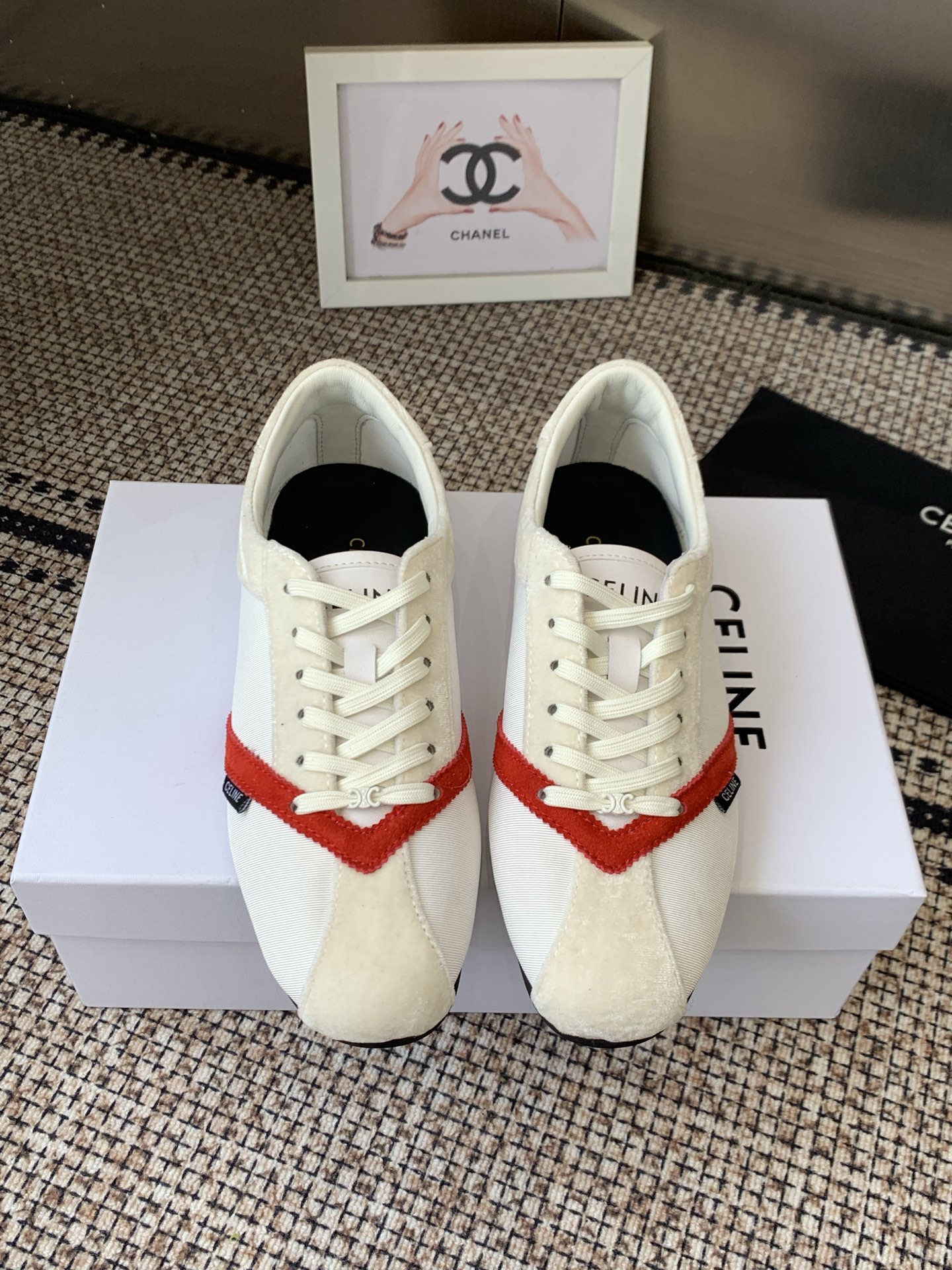 NO:749256,CELINE Celine 26ss new spring and summer moral training shoes FLAT design is inspired by ballet shoes. The unique color and material combination injects a touch of retro style. The upper has a V-shaped splicing design. The shoelaces are equipped with a removable Arc de Triomphe logo. Although this sneaker has a flat-soled structure, it is still extremely comfortable and light to wear with a soft rubber outsole. The upper is made of velvet spliced custom cloth and the original molded rubber outsole.  Size 35-41 (40.41 customized), casual shoes/sports shoes, celine, sneakers19860909CELINE 思琳 26ss春夏新款 德训鞋 FLAT设计灵感源于与芭蕾舞鞋 独特的配色和材质组合 注入了一抹复古风格 鞋面有着V字形拼接设计 鞋带上配有可拆洗凯旋门logo 尽管这款运动鞋为平底结构 通过柔软的橡胶外底 穿着依然无比舒适与轻便  鞋面丝绒拼接定制布 原版开模橡胶大底  码数35-41（40.41定做）,休闲鞋/运动鞋,celine,sneakers,Women's Shoes