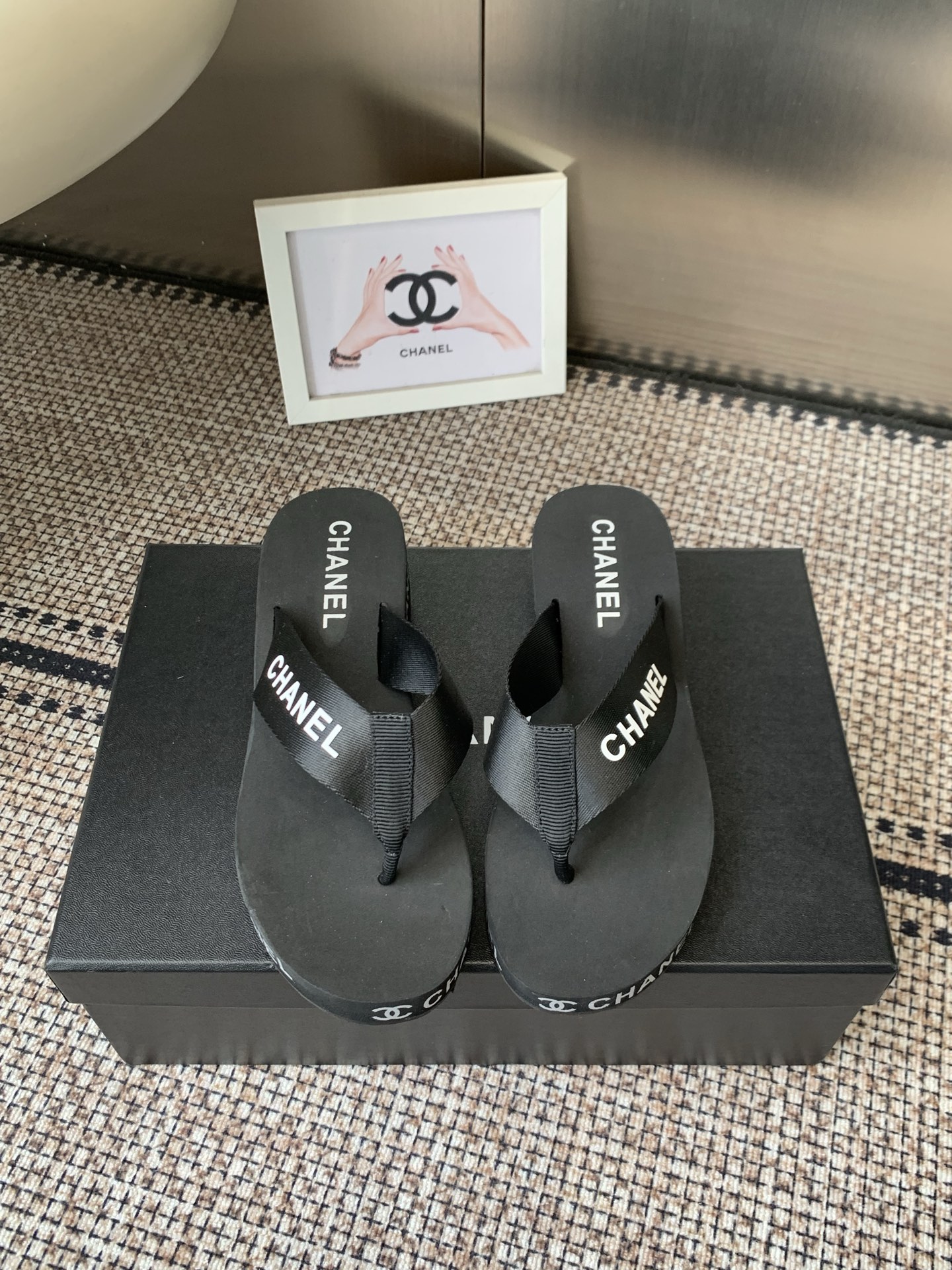 NO:749245,CHANEL Xiaoxiang 26ss spring and summer popular platform sandals series... must-have slippers in this IN era... CHANEL platform flip-flops, imported EVA rubber and plastic, rocking anti-slip thick soles, the new dark horse item for summer 2026, fashion bloggers at home and abroad have shown off their feet, popular on social platforms at home and abroad, fashionistas must invest, spend a lot of money to create ingenious craftsmanship, and accurately restore every detail...  Original open mold EVA rubber and plastic one-piece upper, code number 36-39 (customized 40 41 42), split-toe shoes, chanel, slippers19860909CHANEL 小香 26ss春夏爆款松糕凉拖系列… 在这个IN时代必备的拖鞋… CHANEL松糕夹趾人字拖,进口EVA橡塑,摇摇防滑厚底 2026夏季新款黑马单品,海内外时尚博主纷纷上脚大秀,火遍海内外社交平台,时尚达人必入款,重金开模打造 匠心工艺,精准还原每个细节…… 鞋面原版开模EVA橡塑一体成型 码数36-39（40 41 42订做）,分趾鞋,chanel,slippers,Women's Shoes