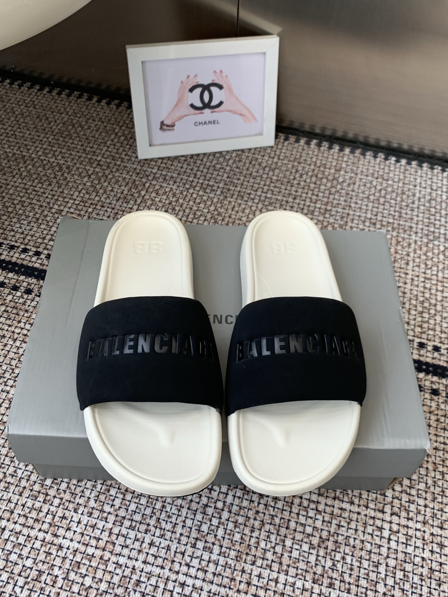 NO:749235,BALENCIAGA Balenciaga 2026ss new summer flat beach slippers, full of high-end sense, loved by European and American ladies, celebrities, Internet celebrity girls, fluffy and soft, skin-friendly and soft, a must-have for summer, fashionable but not too showy, original custom-made imported waterproof nubuck leather, original natural rubber non-slip and wear-resistant bottom  Size 36-42 (customized at 40.41.42), slippers, balenciaga, balenciaga, slippers19860909BALENCIAGA 巴黎世家 2026ss夏季新款平底沙滩拖鞋 高级感满满当当 欧美名媛 明星 网红girl 大爱款 蓬松柔软 亲肤柔软夏季必备款 时尚却不过分张扬 原版订制进口防水磨砂皮 原版天然橡胶防滑耐磨底 码数36-42（40.41.42订做）,拖鞋,balenciaga,balenciaga,slippers,Women's Shoes