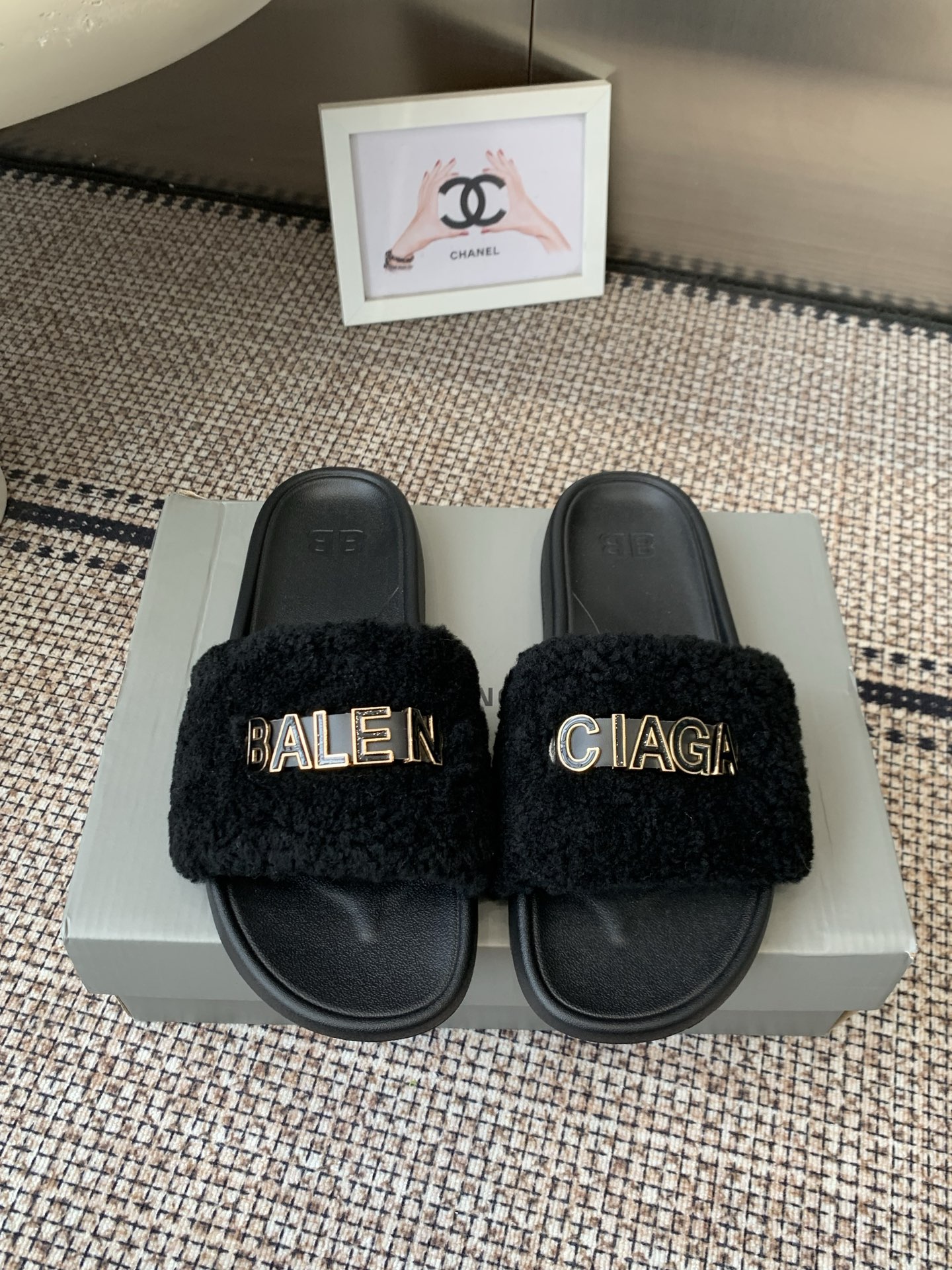 NO:749240,BALENCIAGA Balenciaga 2026ss new summer flat beach slippers, full of high-end sense, popular among European and American ladies, celebrities and Internet celebrity girls. Fluffy and soft, skin-friendly and soft, a must-have for summer. Fashionable but not too showy. Original custom-made imported wool. Original natural rubber non-slip and wear-resistant bottom. Size 36-42 (customized at 40.41.42), slippers, balenciaga, balenciaga, slippers19860909BALENCIAGA 巴黎世家 2026ss夏季新款平底沙滩拖鞋 高级感满满当当 欧美名媛 明星 网红girl 大爱款 蓬松柔软 亲肤柔软夏季必备款 时尚却不过分张扬 原版订制进口羊毛 原版天然橡胶防滑耐磨底 码数36-42（40.41.42订做）,拖鞋,balenciaga,balenciaga,slippers,Women's Shoes