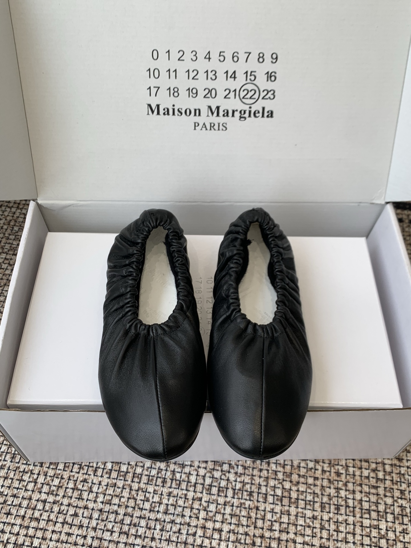 NO:749279,Leather surface 2026 spring and summer new Maison Margiela's classic pleated ballet shoes. The shoes adopt the iconic pleat design and have elastic elastic bands at the shoe openings to form a 'shoe cover' effect. They are Margiela's most recognizable ballet flat shoe style. The upper material is soft lambskin with mesh, which has a delicate touch and is comfortable on the feet. It is in line with the brand's design philosophy of 'relaxation' and 'minimalist aesthetics'.  The classic and versatile round-toe shallow-mouth design is suitable for matching with skirts, jeans, wide-leg pants, etc., suitable for commuting or leisure scenes. The high-comfort glass rubber outsole and soft-soled design are light for walking and not easy to fatigue when worn for a long time. This is a high-end fashion item with both design and practicality. It is the representative work of Margiela's iconic 'shoe overshoes' series and is deeply loved by fashion enthusiasts. Size 35-41 (40.41 custom-made) Comes with original packaging and white airplane box, ballet shoes, masion  margiela,flats,skirts,jeans,sheepskin19860909皮面 2026春夏新款Maison Margiela（马吉拉） 的经典褶皱芭蕾舞鞋,鞋款采用标志性的 褶皱设计,鞋口处有弹性松紧带,形成“鞋套”效果,是马吉拉最具辨识度的芭蕾平底鞋款式. 鞋面材质为柔软小羊皮配网布、触感细腻,上脚舒适,符合品牌“松弛感”与“极简美学”的设计哲学. 经典百搭圆头浅口设计,适合搭配裙装、牛仔裤、阔腿裤等,通勤或休闲场景皆宜. 舒适度高玻璃胶大底软底设计,行走轻盈,长时间穿着不易疲劳. 这是一款兼具设计感与实用性的高端时尚单品,是马吉拉标志性“鞋套鞋”系列的代表作,深受时尚爱好者喜爱. 码数35-41（40.41订做） 配原版包装另外白色的飞机盒,芭蕾舞鞋,masion margiela,flats,skirts,jeans,sheepskin,Women's Shoes