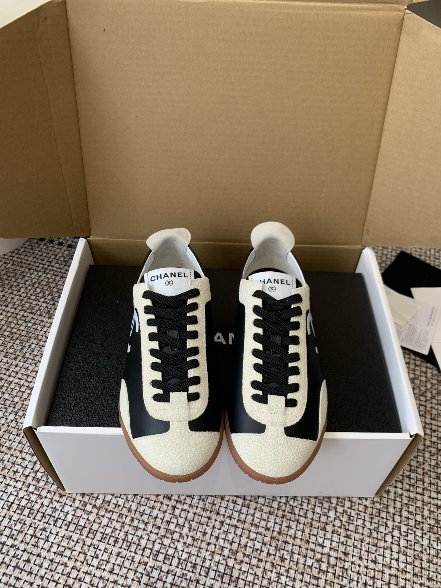 NO:759040,Chanel Chanel 26P Sneaker series early spring new style casual moral training shoes and sports shoes. The love of the world is Xiaoxiang. Try to accept new styles. The new designer has injected a new soul into Xiaoxiang. This moral training shoe is highly recommended. It is light and soft. Super easy to wear. Timeless. Classic and versatile. Clean and neat. Red blue. Very spring atmosphere. Upper frosted cowhide/silk cowhide. Lining sheepskin. Sole raw rubber sole.  Size 35-41 (40 and 41 are customized and non-returnable), casual shoes/sports shoes, chanel, chanel, sneakers, cowhide, sheepskin19860909Chanel香奈儿 26P Sneaker 系列早春新款 休闲德训鞋 运动鞋 人间挚爱是小香 尝试接受新风格 新换的设计师 给小香注入了新的灵魂 此款德训鞋强烈推荐 又轻又软 超级好穿 永不过时 经典百搭 干净利落 红色 蓝色 很有春天的气息 鞋面磨砂牛皮/丝绸牛皮 内里羊皮 鞋底生胶底 码数35-41（40 41定做不退换）,休闲鞋/运动鞋,chanel,chanel,sneakers,cowhide,sheepskin,Women's Shoes