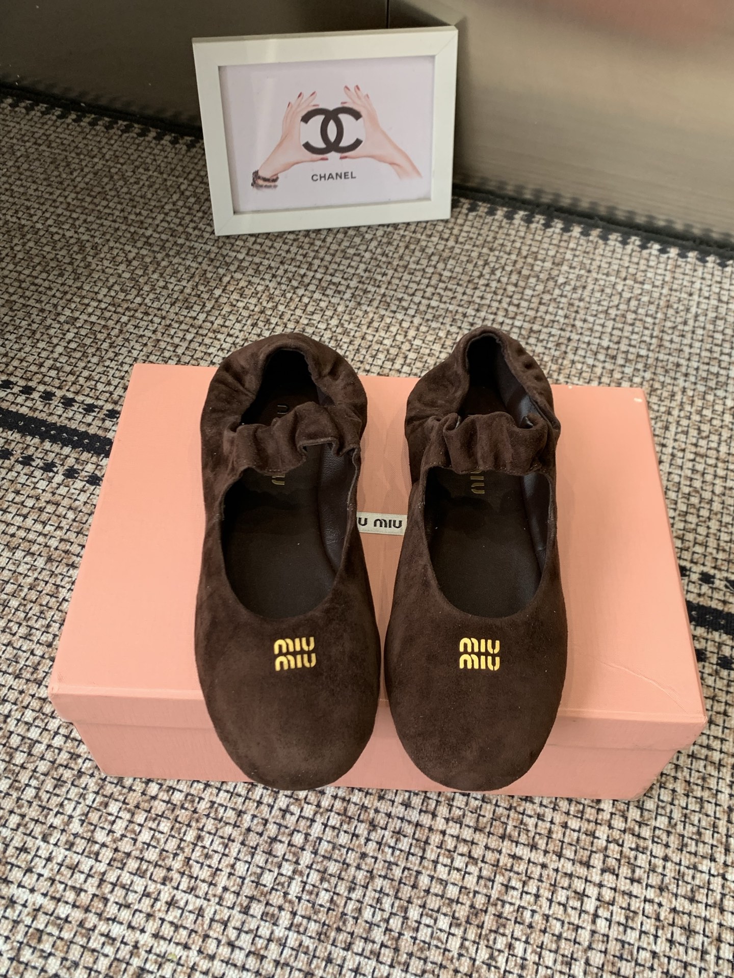 NO:759010,26ss miumiu Miumiu spring and summer catwalk style Roman sandals pig cage shoes. Many celebrity Internet celebrities planted grass. Before retro fashion. The brand logo and iconic metal mark are matched with every design element. The upper foot is very good-looking and comfortable. There are many Internet celebrities planted grass. Original rubber outsole complete package. Size 35-40 (customized in 40), ballet shoes, miumiu, sandals1986090926ss miumiu缪缪春夏走秀款罗马凉鞋猪笼鞋 超多明星网红种草 复古时髦前 品牌logo标志性金属标搭配每一个设计元素都踩在时髦点上 上脚非常好看舒适 超多网红种草 原版橡胶大底全套包装 码数35-40（40订做）,芭蕾舞鞋,miumiu,sandals,Women's Shoes