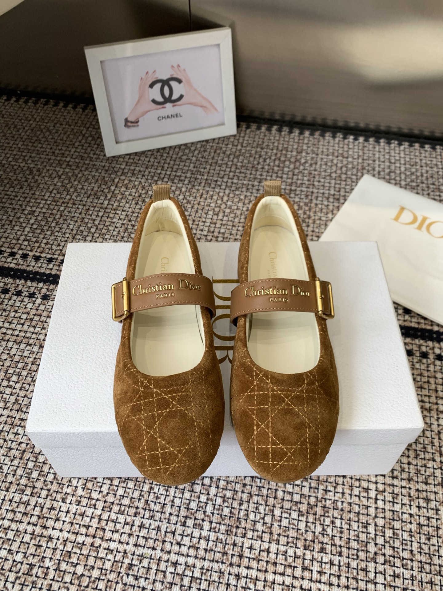 NO:759026,26ss early spring new Dior DiorAlps Dior Frost ballet shoes CD letter belt buckle Mary Jane flat cannage suede ballet shoes These Dior Frost ballet shoes are from the DiorAlps limited series, elegant and comfortable. The black suede cow leather upper is decorated with a cannage pattern, and the white sheepskin fur integrated lining can create a comfortable wearing experience. The adjustable black cowhide strap is embellished with gold finish Christian Dior  Paris logo buckle, paired with notched rubber soles for a more refined look. Can be matched with other DiorAlps items. Customized cow suede upper, molded rubber outsole, size 35-39 (40.41 custom-made, non-returnable), ballet shoes, dior, dior, loro piana, mary jane, cowhide, sheepskin, chamois leather1986090926ss早春新款Dior 迪奥DiorAlps Dior Frost芭蕾鞋CD字母皮带扣玛丽珍平底藤格纹麂皮绒面芭蕾舞鞋 这款 Dior Frost 芭蕾鞋来自DiorAlps限定系列,优雅舒适.黑色绒面牛皮革鞋面饰以藤格纹图案,白色羊皮革皮毛一体里料可打造舒适的穿着体验.可调节黑色牛皮革饰带点缀以金色饰面 Christian Dior Paris标志搭扣,搭配凹口橡胶鞋底更显精致.可与其他 DiorAlps 单品搭配. 鞋面定制牛反绒 鞋底开模橡胶大底 码数35-39（40.41定做不退换）,芭蕾舞鞋,dior,dior,loro piana,mary jane,cowhide,sheepskin,chamois leather,Women's Shoes