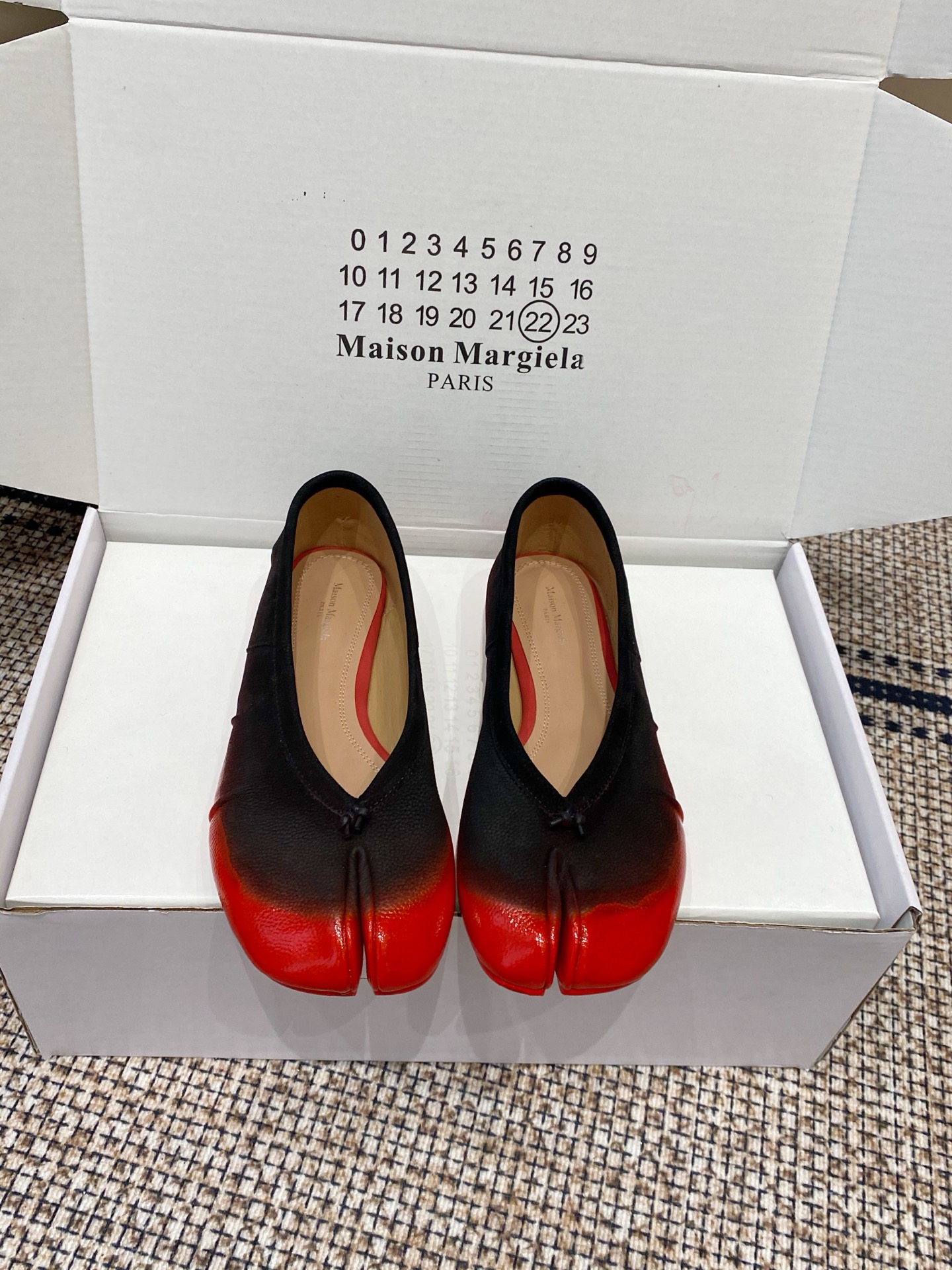NO:788624,Maison Margiela MM6 26ss new split-toe ballet shoes are its iconic items. They have both design and comfort. They are a 'niche hit' that is highly sought after in the fashion circle. They are painted in bright red, with an eye-catching color and strong gloss. They match the classic shallow ballet shoe shape. They are in line with the high-recognition colors such as 'Benming Red' and 'Facai Red' launched by the brand in recent years. The upper feet are not bound by conventions. You can be yourself as you like ~ the feet are super soft and comfortable.  Imported cow nubuck upper, sheepskin lining, original Italian double-layer genuine leather sole, size 35-42 (customized for 40, 41, 42), split-toe shoes, masion margiela, masion margiela, sheepskin19860909Maison Margiela MM6马吉拉 26ss 新款分趾芭蕾舞单鞋 属于其标志性单品 兼具设计感与舒适度 是时尚圈备受追捧的“小众爆款” 鲜红色淋漆工艺,色泽抢眼、光泽感强,搭配经典浅口芭蕾舞鞋型 符合品牌近年来推出的“本命红”和“发财红”等高辨识度配色 上脚不被常规所拘束 随心所欲做自己～上脚超级柔软舒适 鞋面进口牛磨砂 内里羊皮里 原版意大利双层真皮底 码数35-42（40、41、42定做）,分趾鞋,masion margiela,masion margiela,sheepskin,Women's Shoes