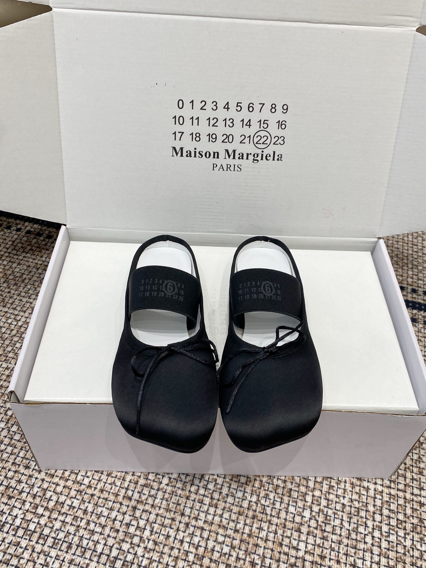 NO:788620,Maison Margiela MM6 26ss early spring new apple toe ballet shoes half slippers. Margiela designers are so talented. They use satin design elements to create shoes. The single shoes are smart and exquisite. Half slippers match short skirts. Sexy personality. Fabric silk. Lining bri outsole. Italian imported leather outsole. Heel: 1cm. Size 35-40 (40 41 custom-made), half drag, masion margiela, masion margiela, skirts, real  silk,silk fabric,leather soles19860909Maison Margiela MM6 26ss初春新品苹果头芭蕾舞鞋半拖 马吉拉设计师太有才了 采用绸缎设计元素打造鞋品 单鞋干练精致 半拖搭配短裙 性感个性 面料真丝 内里布里 大底意大利进口真皮大底 鞋跟:1cm 码数35-40（40 41定做）,半拖,masion margiela,masion margiela,skirts,real silk,silk fabric,Leather soles,Women's Shoes