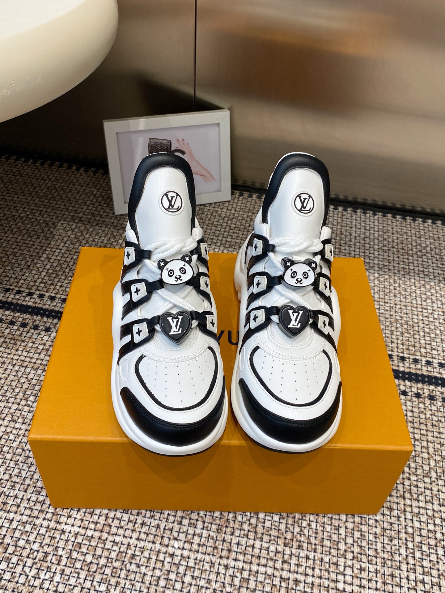 NO:788616,Louis Vuitton Louis Vuit arch sole casual thick-soled lace-up dad shoes, top version. This IV adopts an eye-catching wavy sole and large tongue. It is equipped with a sporty super-elastic style rubber outsole, which is full of attention. It is combined with a soft elastic upper made of a variety of high-tech fabrics, making the upper foot comfortable and soft!  Size 35-40 (40 customized), dad shoes, louis vuitton, louis vuitton19860909Louis Vuitton 路易威拱桥底休闲厚底系带老爹鞋 顶级版本 此款IV采用抢眼的波浪形鞋底和大型鞋舌,搭载运动气息十足的超弹性风格橡胶外底,注目度十足,再配合上由多种高科技布料打造柔软弹力鞋面,上脚舒适柔软！ 码数35-40（40订做）,老爹鞋,louis vuitton,louis vuitton,Women's Shoes