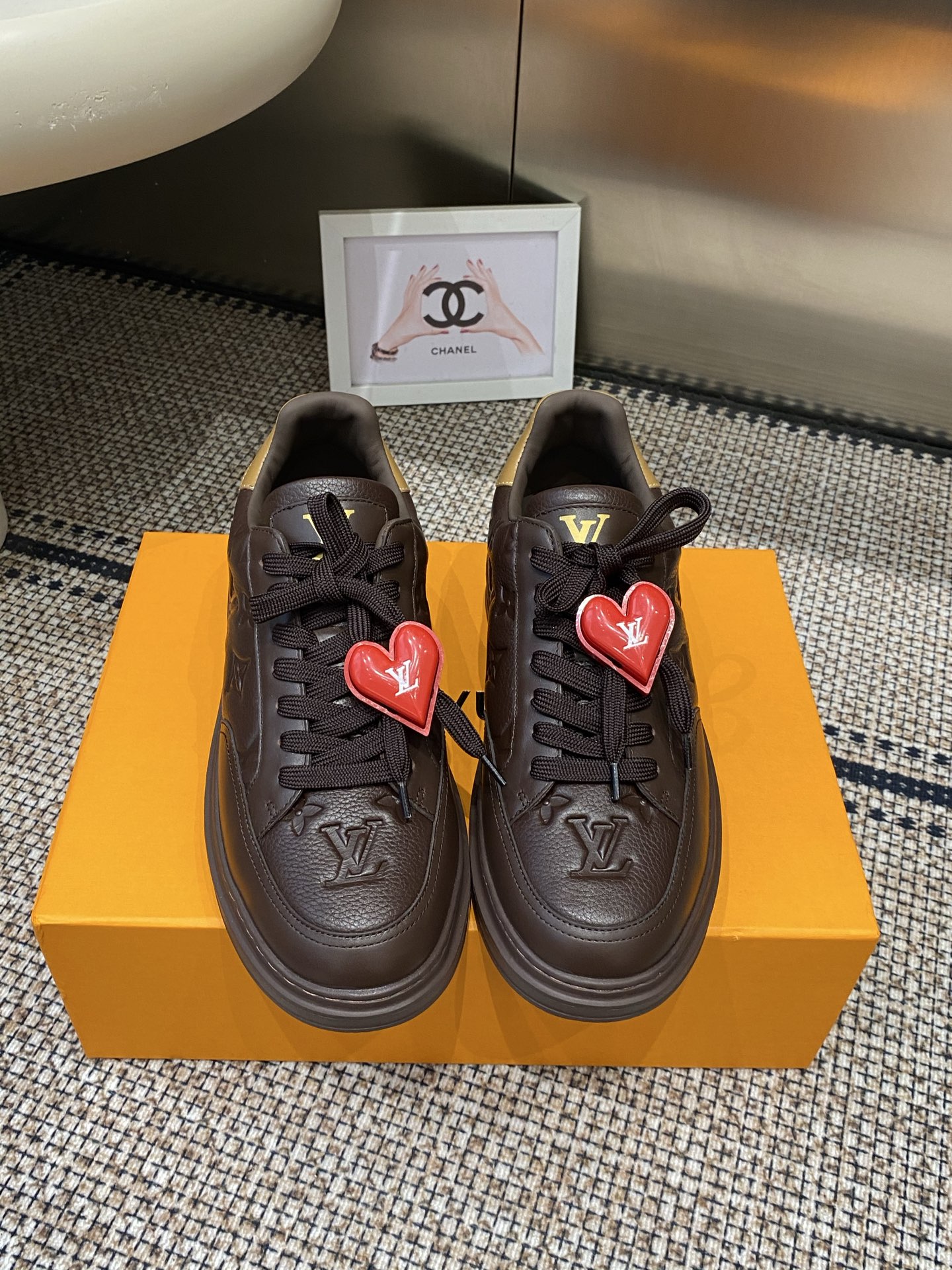 NO:788615,Accessories 60 Louis Vuitton Louis Vuitton BEVERLY HILLS sneakers Casual shoes Beverly Hills sneakers are renovated with modern touches. The mirrored cow leather is painted with a miniature Monogram pattern. The thick and lightweight rubber outsole provides a comfortable experience. It is embellished with the Louis Vuitton logo. It complements the LV letters on the tongue. Monogram mirrored cowhide laces. Louis Vuitton elements. The rubber outsole is embellished with the Louis Vuitton logo.  Size 39-45, casual shoes/sports shoes, louis vuitton, louis vuitton, louis vuitton, sneakers, cowhide19860909配饰60 Louis Vuitton 路易威登 BEVERLY HILLS运动鞋 休闲鞋 Beverly Hills 运动鞋以摩登笔触焕新设计 为镜面牛皮革描绘袖珍 Monogram 图案 厚实而轻盈的橡胶外底实现舒适体验 其上点缀路易威登标识 与鞋舌的 LV 字母相得益彰 Monogram 镜面牛皮革 鞋带 路易威登元素 橡胶外底点缀路易威登标识 码数39-45,休闲鞋/运动鞋,louis vuitton,louis vuitton,louis vuitton,sneakers,cowhide,Women's Shoes