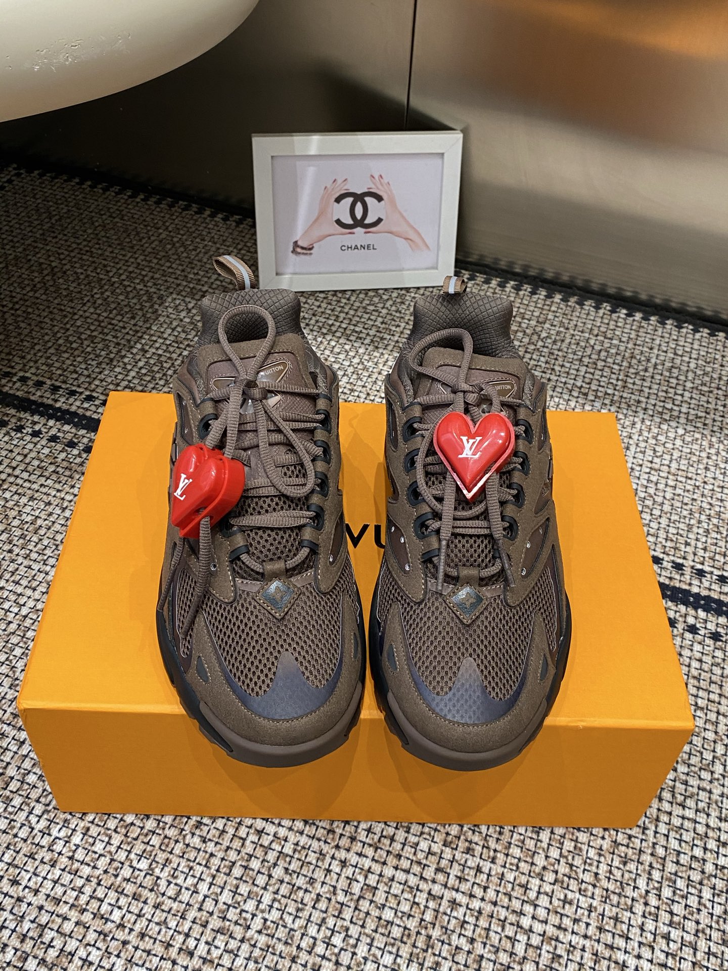 NO:788617,Accessories 60 Louis Vuitton LV Runner Tatic Sneaker 2026 spring and summer latest sneakers, dad shoes, suede made of mixed mesh fabric and cow leather, continuing the design essence of running shoes, making an eye-catching appearance in Louis Vuit's spring and summer show.  46 (customized), casual shoes/sports shoes, louis vuitton, louis vuitton, louis vuitton, sneakers, cowhide, chamois leather19860909配饰60 Louis Vuitton LV Runner Tatic Sneaker 2026春夏最新款 运动鞋 老爹鞋 混合网格织物和牛皮革制成的麂皮 延续跑鞋的设计精髓 瞩目亮相路易威 春夏秀场 L V字母和 monogram 花卉点缀侧面 加衬鞋领和科技内衬更添舒适 脚感轻盈舒适 鲜艳色彩点亮春夏搭配码数39-45（45 46定做）,休闲鞋/运动鞋,louis vuitton,louis vuitton,louis vuitton,sneakers,cowhide,chamois leather,Women's Shoes