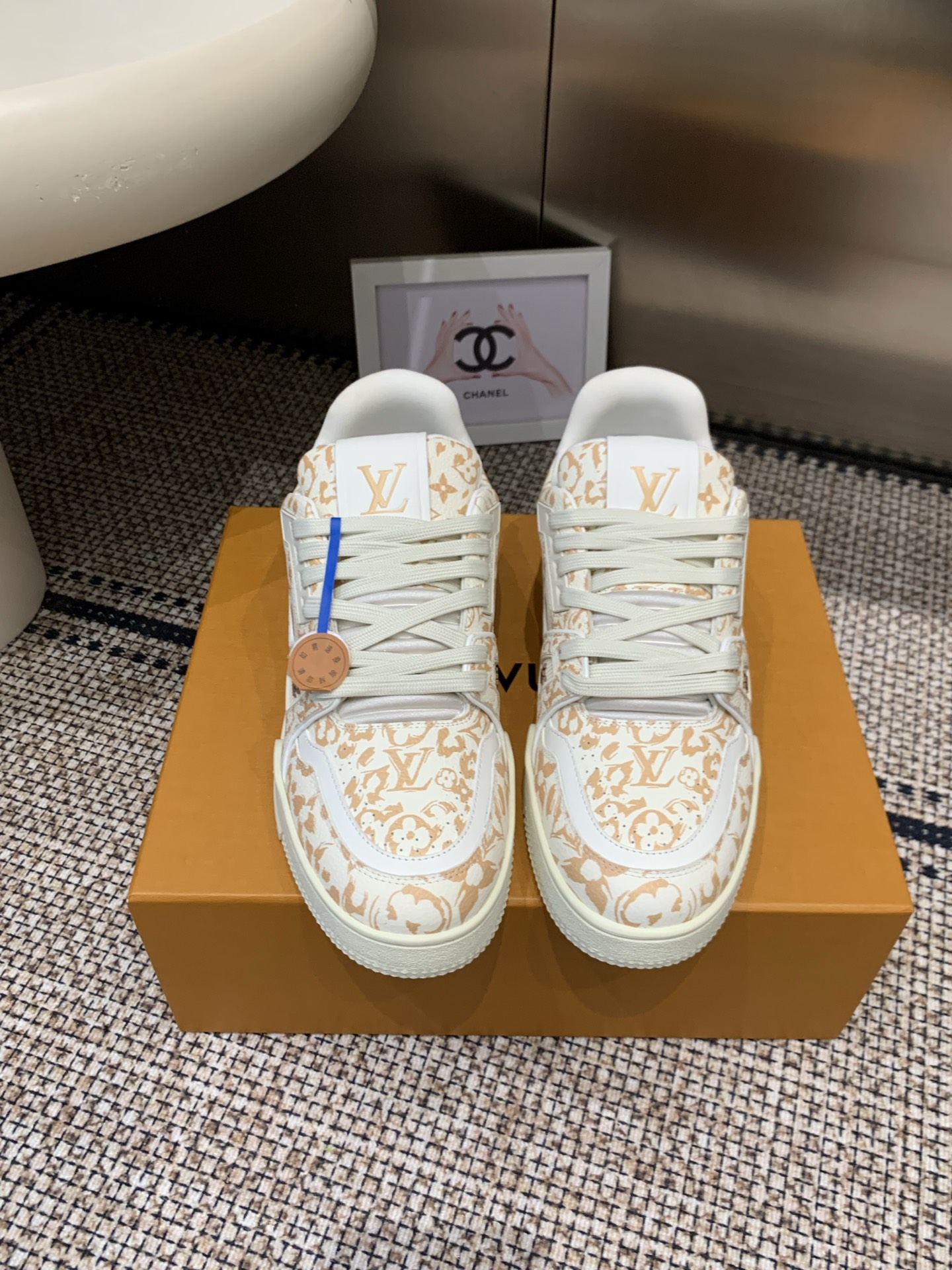 NO:788619,Louis Vuitton LV TARINE Louis Vuitton sneakers, skate shoes, couple models. Original purchase, development, production. This LV Trainer sneaker is made of cow leather to shape the complex upper, which requires hours of ingenious sewing to complete. The classic configuration is from the hands of Virgil Abloh, showing the inspiration of retro basketball shoes. The fabric is original custom-made first-layer cowhide. The lining is original custom-made breathable mesh lining. The original open-molded two-color TPU combination outsole.  Size 35-44, casual shoes/sports shoes, louis vuitton, louis vuitton, louis vuitton, sneakers, cowhide19860909Louis Vuitton LV TARINE路易威登 运动鞋 滑板鞋 情侣款 原版购入开发 做货 本款LV Trainer 运动鞋选用牛皮革塑造繁复鞋面,需要数小时的匠心缝制方可完成.经典构型出自 Virgil Abloh 之手,展现复古篮球鞋的灵感启发 面料原版定制头层牛皮 内里原版定制透气网里 原版开模双色TPU组合大底 码数35-44,休闲鞋/运动鞋,louis vuitton,louis vuitton,louis vuitton,sneakers,cowhide,Women's Shoes