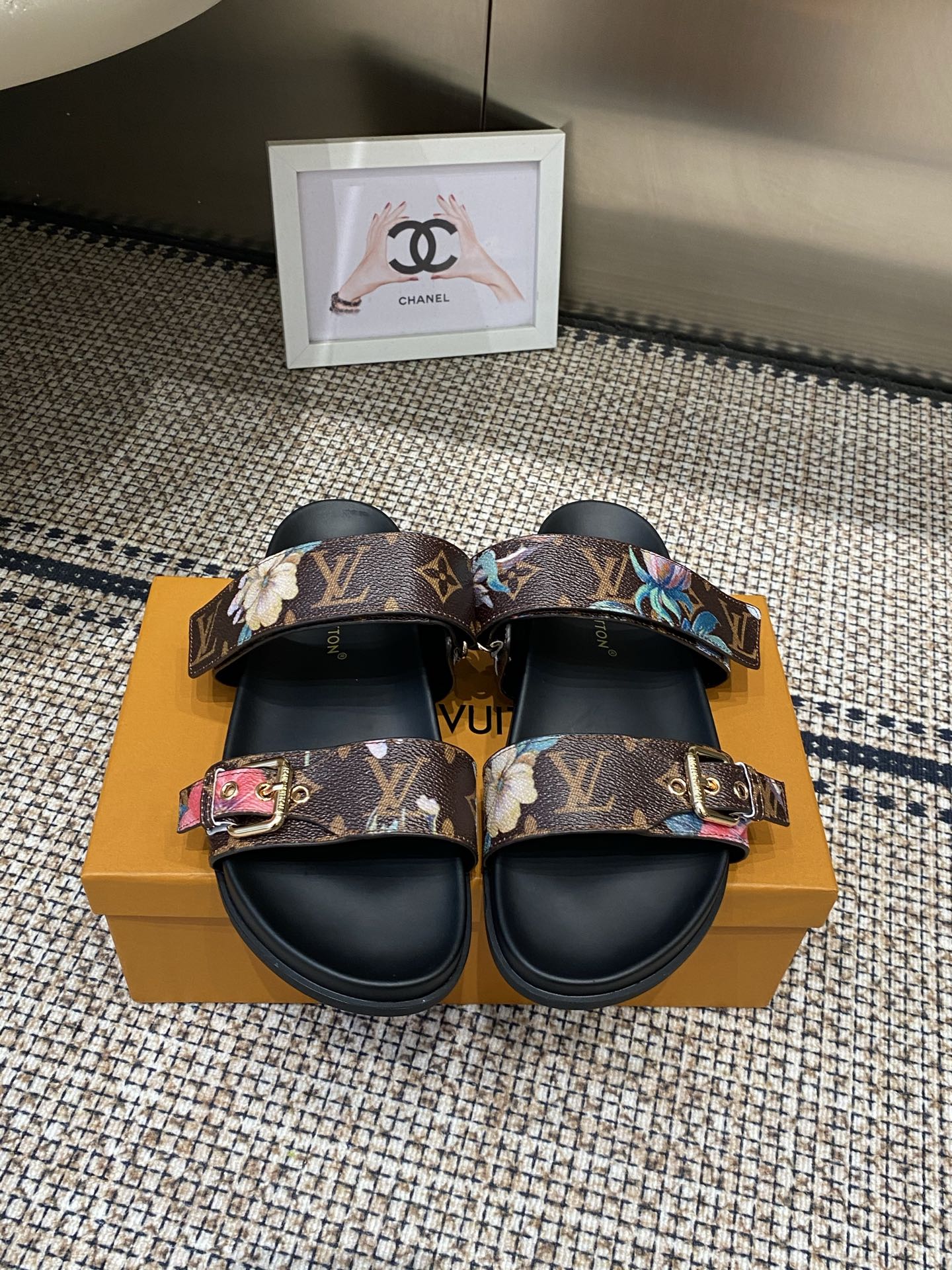 NO:788614,Louis Vuitton Louis Vuitton's latest spring and summer style slippers with adjustable elastic buckle design, full of beach style, original molded LV metal logo decorated upper cowhide, custom imported jacquard fabric/original presbyopic leather, water-dyed sheepskin lining three-layer combination outsole (water platform + wear-resistant velvet + rubber sole), size 35-40 (40 custom-made), slippers, louis vuitton, louis vuitton, louis  vuitton,slippers,cowhide,sheepskin19860909Louis Vuitton 路易威登 春夏最新款 拖鞋皮带扣子可调松紧的设计 满满的沙滩风情 原版开模LV金属logo装饰鞋面牛皮 定制进口提花布料/原版老花皮料 水染羊皮内里三层组合大底 (水台+耐磨绒+橡胶底) 码数35-40（40定做）,拖鞋,louis vuitton,louis vuitton,louis vuitton,slippers,cowhide,sheepskin,Women's Shoes