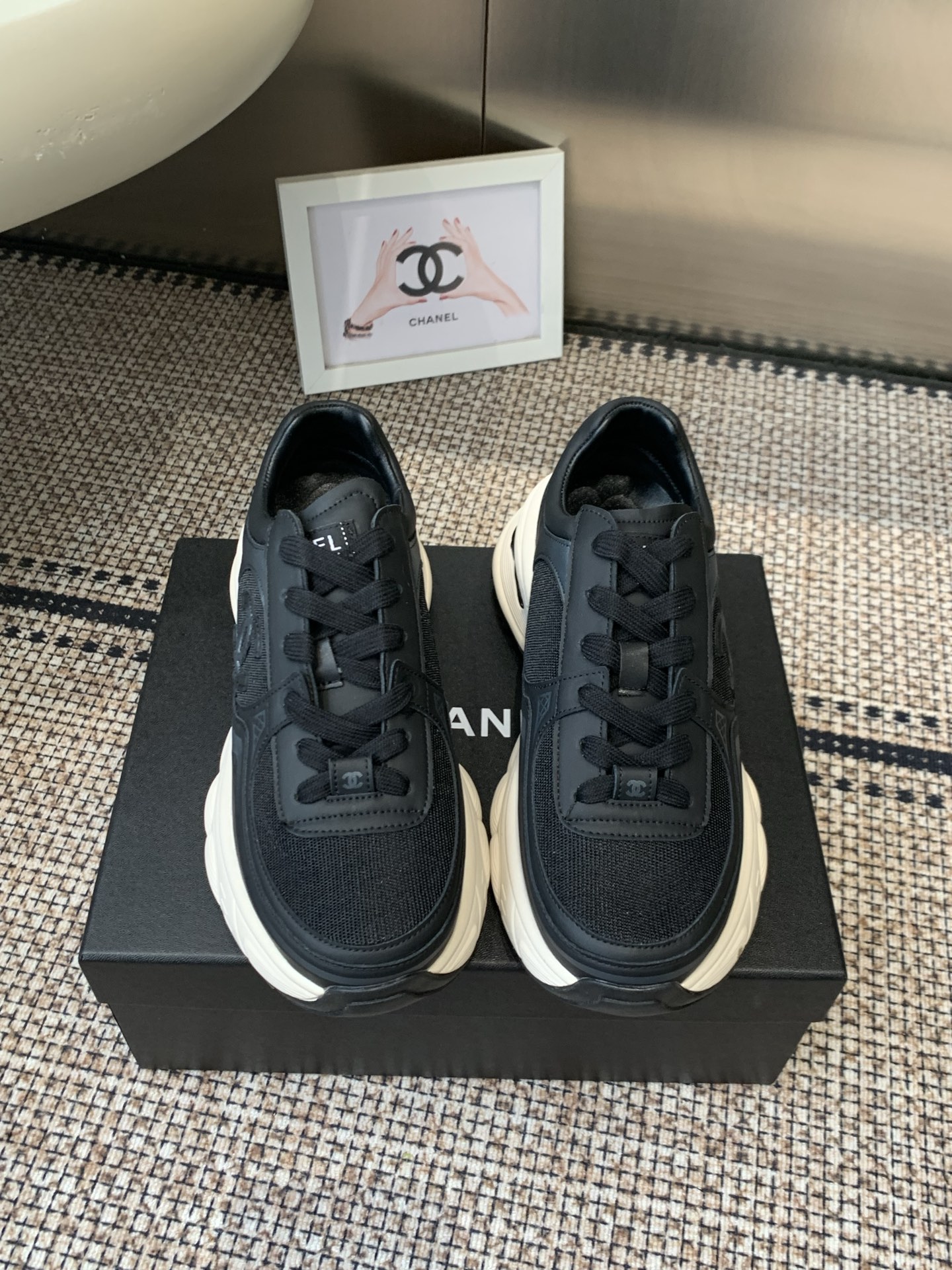 NO:788611,Chanel Chanel thick-soled Silver Horn King's latest foreign catwalk model 2026 spring vacation sneakers, inspired by Monaco's international seaside lifestyle, create a new sense of fashion. The upper is made of integrated molding materials. The lining is customized with breathable mesh. The original open-molded two-color outsole. The size is size 35-40 (40 is custom-made and cannot be returned or exchanged), casual shoes/sports shoes, chanel, chanel, alexander wang, sneakers19860909Chanel 香奈儿厚底银角大王最新的国外走秀款  2026开春度假运动鞋,以摩纳哥国际化的海滨生活方式为灵感 打造一个全新的时尚感 鞋面采用一体化成型材料 内里定制透气网布 原版开模双色大底 码数size35-40（40订做不退不换）,休闲鞋/运动鞋,chanel,chanel,alexander wang,sneakers,Women's Shoes