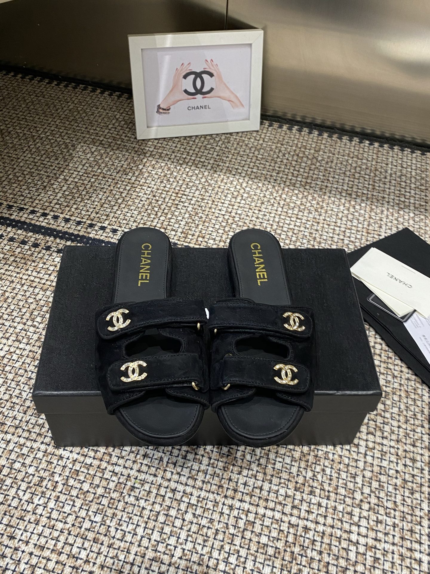 NO:788602,Chanel's new early spring slippers, high version, worn by many celebrities and Internet celebrities, a versatile series popularized by domestic and foreign bloggers, a must-have for spring and summer wardrobes, imported sheepskin upper, imported crystal sheepskin lining, original custom-made leather outsole Size: 35-39 (40, 41, 42 are customized and non-refundable), slippers, chanel, slippers, sheepskin, Leather soles19860909Chanel早春新款拖鞋 高版本 众多明星网红上脚 国内外博主刷爆的一个百搭系列 春夏衣橱搭配必备 进口羊皮鞋面 进口水晶羊皮内里 原版定制真皮大底 Size: 35-39（40、41、42定做不退换）,拖鞋,chanel,slippers,sheepskin,Leather soles,Women's Shoes