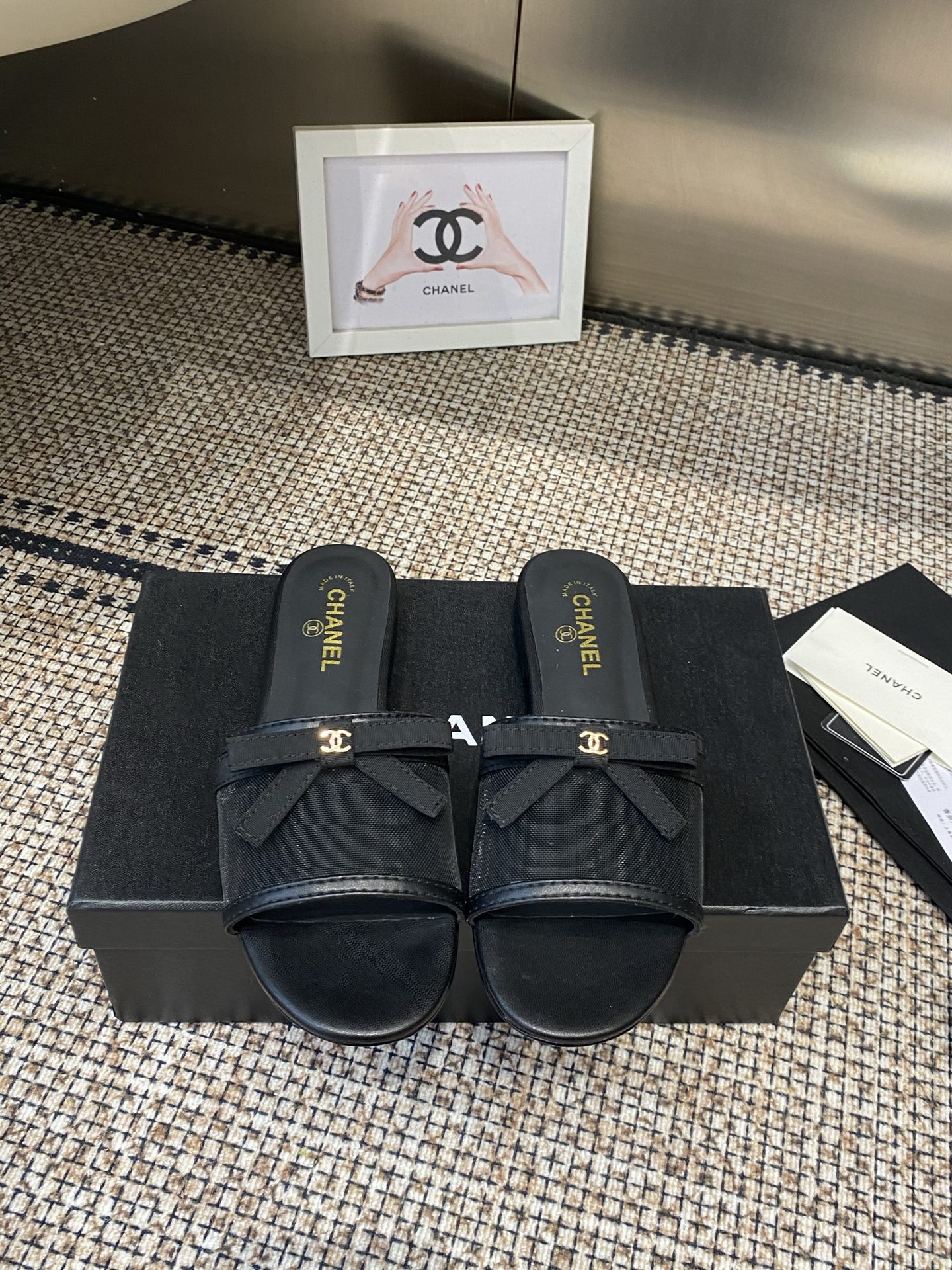NO:788605,Chanel's new bow slippers for early spring. High version of the original one to one. Classic bow with mesh design. Cool and looming. Original customized mesh upper. Sheepskin feet. Italian leather outsole. Size: 35-39 (40 41 42 customized), slippers, chanel, slippers, sheepskin, Leather soles19860909Chanel早春新款蝴蝶结拖鞋 高版本原版一比一 经典蝴蝶结搭配网纱设计 透凉若隐若现 原版定制网纱鞋面 羊皮垫脚 意大利真皮大底 Size: 35-39（40 41 42订做）,拖鞋,chanel,slippers,sheepskin,Leather soles,Women's Shoes