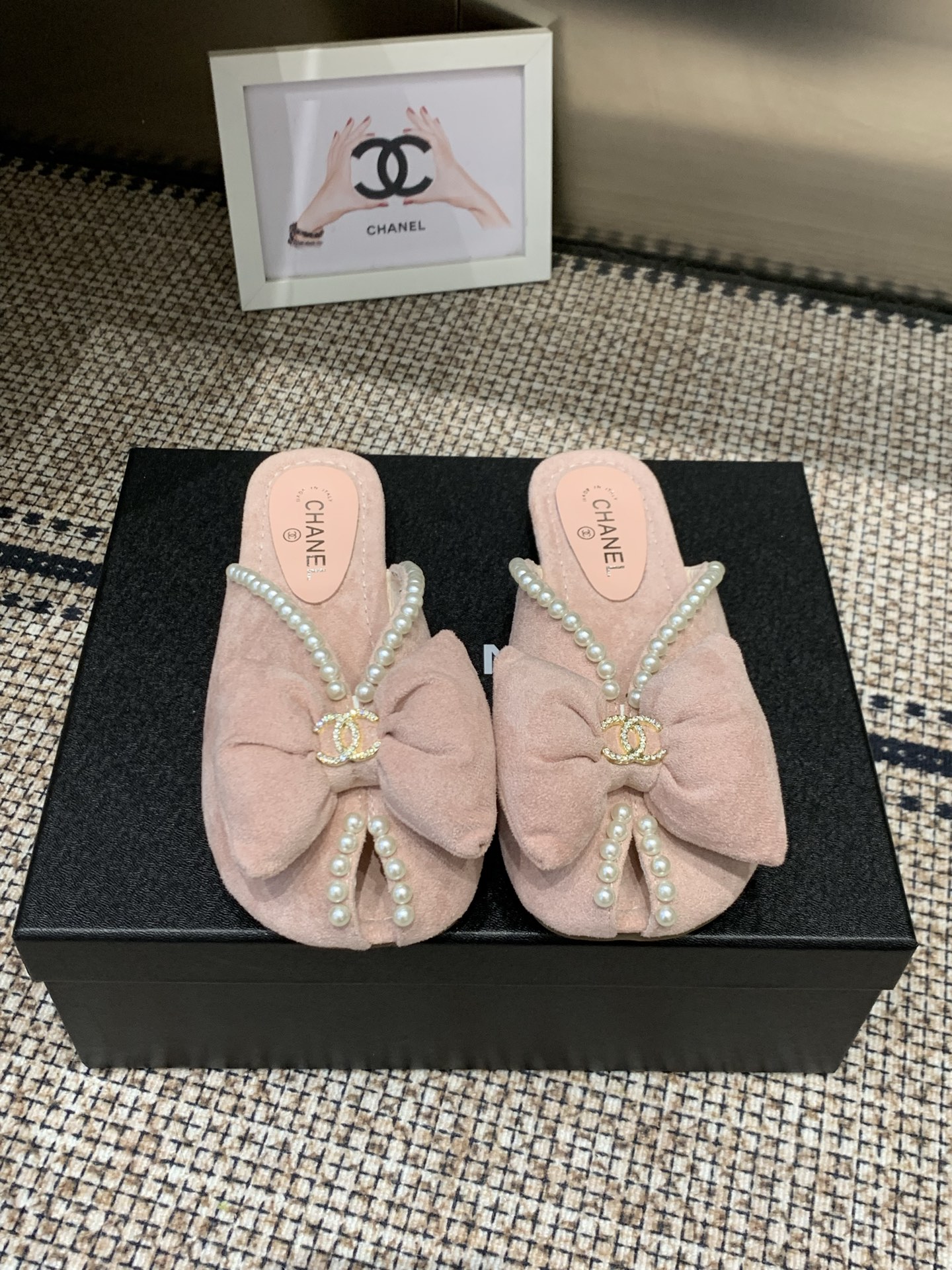 NO:783523,Chanel Xiaoxiang 26ss new spring and summer vacation Pearl lazy slippers A new design of Xiaoxiang The upper is purely handmade with pearl weaving and double C hardware decoration. It is simple and versatile and super beautiful on the feet. It is super beautiful no matter how you look at it. Suede upper, sheepskin lining, original molded outsole, size 35-40 (40 customized), slippers, chanel, slippers, sheepskin, chamois leather19860909Chanel 小香 26ss 春夏新品度假 珍珠懒人拖鞋 小香的一款全新设计 鞋面纯手工珍珠编织搭配双C五金装饰 简约百搭上脚超级美的 怎么看都超美 鞋面麂皮 内里垫脚羊皮 大底原版开模大底 码数35-40（40 订做）,拖鞋,chanel,slippers,sheepskin,chamois leather,Women's Shoes
