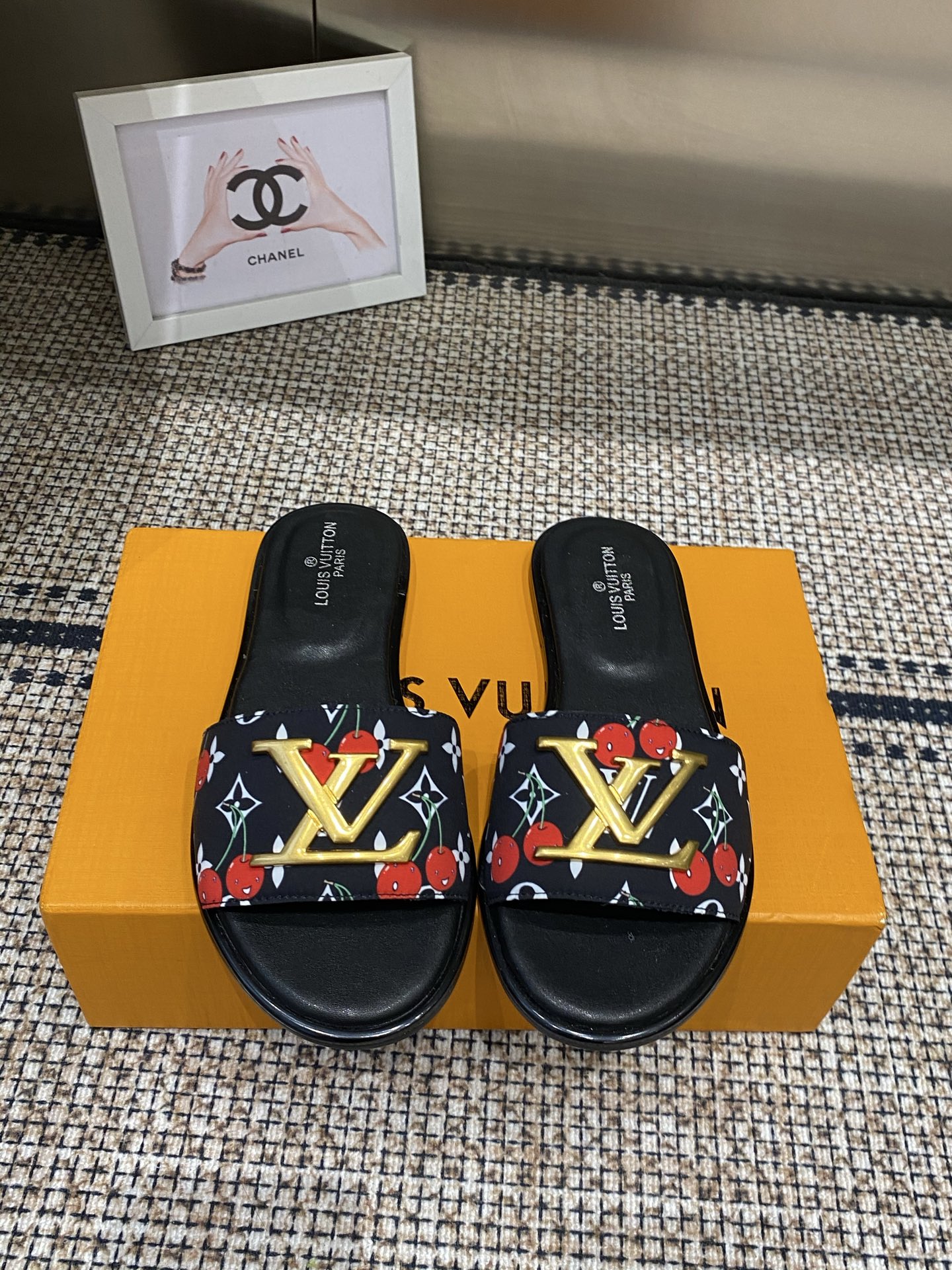 NO:783500,The top version of Louis Vuitton 26ss beach slippers is another popular flat sandal slipper. LV's super popular presbyopic slippers have a breaded feel when they came out. They are soft and super comfortable. Donkey fans are so blessed this year. I love them. To be honest, they are much more comfortable than Hermès' second uncle slippers. This design is too fashionable and can be matched with cool styles!  !  Size35-40 (40 made to order, non-refundable), slippers, hermes, louis vuitton, louis vuitton, louis vuitton, slippers19860909顶级版本 Louis vuitton 26ss 沙滩拖 又一爆款 平底凉拖鞋 LV一出即巅峰的超爆款的老花拖鞋面包的脚感 软绵绵的超舒服 今年驴粉们太有福了 爱了 说实话比爱马仕的二舅拖鞋舒服多了好吗 这个设计太时尚了 酷酷的风格也可以搭配！！ Size35-40(40 订做不退换),拖鞋,hermes,louis vuitton,louis vuitton,louis vuitton,slippers,Women's Shoes