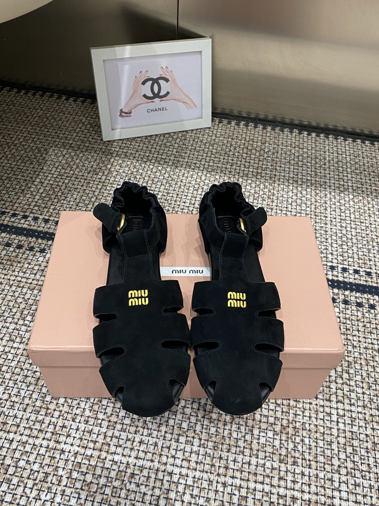 NO:783483,MiuMiu 26ss new early spring Roman sandals. The soft sheepskin wraps the feet as if they are supported by gentle clouds. The feet are not stuffy when walking all day long. The hollow woven design welds the retro and girly feeling on the feet. Pair them with jeans and small skirts. They come with lazy filters. They look like a picture when you step on them casually. The hollow woven design + heel pleat details are retro and slimming. Paired with jeans, it is casual American style. Paired with a small skirt, it is gentle Korean style.  You can’t go wrong with early autumn outfits if you close your eyes. Sheepskin upper, sheepskin lining, rubber outsole, size 35-41 (40 41 customized), sandals, miumiu, sandals, skirts, jeans, sheepskin, sheep19860909MiuMiu 谬谬 26ss早春新款罗马凉鞋  软乎乎的羊皮包裹双脚 像被温柔云朵托住 走路一整天都不闷脚 镂空编织设计 把复古感和少女感焊在脚上 搭配牛仔裤 小裙子都自带慵懒滤镜 随便踩踩都是画报感 镂空编织设计+后跟褶皱细节 复古又显脚瘦 搭配牛仔裤是随性美式 配小裙子是温柔韩系 早秋穿搭闭眼入都不出错 鞋面羊皮/羊京 内里羊皮 橡胶大底 码数35-41（40 41定做）,凉鞋,miumiu,sandals,skirts,jeans,sheepskin,sheep,Women's Shoes