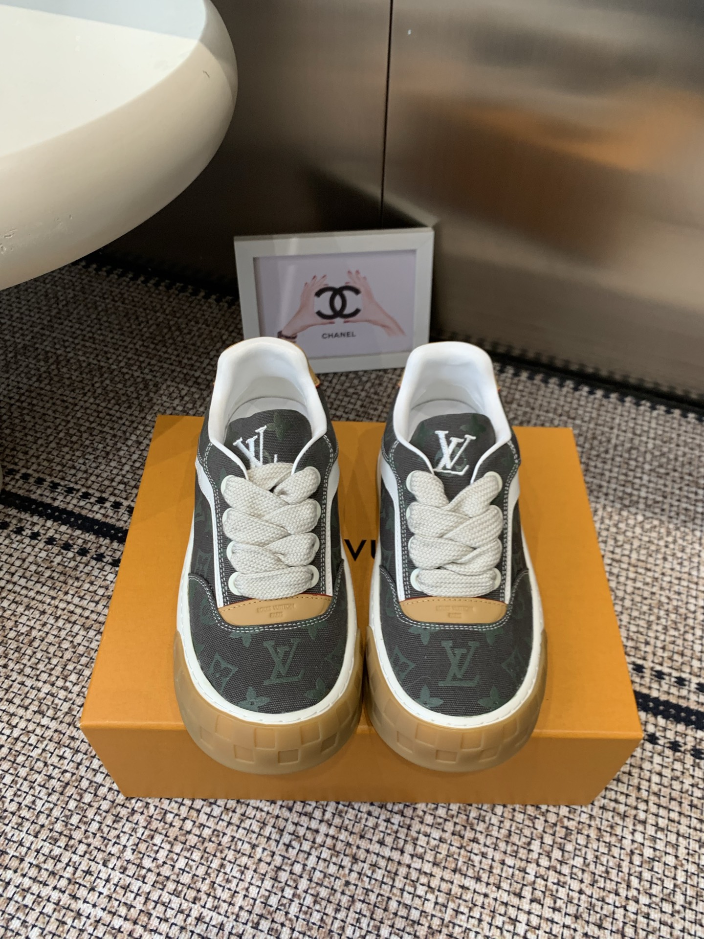 NO:783459,LV Louis Vuitton's new sports shoes and casual shoes. Original air-glue technology, very comfortable on the feet. Luxurious materials. Fine workmanship. The midsole is printed with English letters 'Made in Europe'. The upper is spliced with calfskin imported from Italy. The sides are decorated with the brand LOGO and signature. The latest latex foot mesh lining, super comfortable. The original two-color TPU combination outsole is specially provided by the original factory. Package technology. Goodyear stitching and overlocking. Exclusive custom-made first-layer cowhide. The technology is fully computerized and machine-drawn.  Toe cap, back cover, hot and cold shaping, full set of pull-top last, medium and low logo pattern, size 35-45, casual shoes/sports shoes, louis vuitton, louis vuitton, sneakers, cowhide19860909LV 路易威登 新款 运动鞋 休闲鞋 原版空胶工艺·上脚非常舒适 奢侈用料 做工精细 中底印有欧洲制造英文字母 鞋面由意大利进口小牛皮拼接 侧边饰有品牌LOGO标志及签名 最新乳胶垫脚网布内里,脚感超舒适 原厂特供原版双色TPU组合大底 套包工艺 固特异缝合锁边 独家定制头层牛皮 工艺全电脑针车拉线 鞋头 后套 冷热定型 全套拉帮套楦中低logo花纹 码数35-45,休闲鞋/运动鞋,louis vuitton,louis vuitton,sneakers,cowhide,Women's Shoes