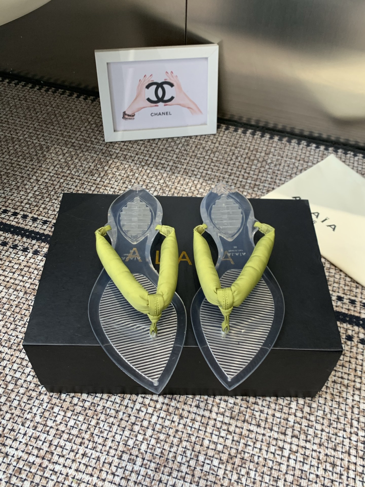 NO:783448,ALAIA ALAIA's new early spring transparent flip-flops and sandals. The refreshing feeling of summer is all thanks to this pair of transparent sandals. The transparent shoe body has its own breathability. It unlocks oxygen permeability in one second and has summer-filled satin foot straps. It is soft and does not chafe your feet. It takes into account both appearance and comfort. You don't have to choose your foot shape or outfit. Pair it with a suspender skirt and you will look amazing. Pair it with a T-shirt and jeans and you will become a casual hottie in seconds. Multiple colors to choose from. Each color is stunning.  Easily wear an effortless Korean atmosphere. Imported silk upper. TPU outsole. Size 35-42 (40.41.42 is custom-made and non-returnable). Split-toe shoes, alaia, sandals, skirts, jeans, tees, t-shirts.19860909ALAIA 阿莱亚 早春新款透明 人字拖 凉拖 夏日的清爽感 全靠这双透明凉鞋拿捏 透明鞋身自带呼吸感 一秒解锁透氧夏日填充缎面夹脚带 软乎乎不磨脚 兼顾颜值与舒适度 不挑脚型不挑穿搭 配吊带裙仙到飞起 配T恤牛仔裤又秒变随性辣妹 多色可选 每一种颜色都很绝 轻松穿出不费力的韩系氛围感 鞋面进口蚕丝 TPU大底 码数35-42（40.41.42定做不退换）,分趾鞋,alaia,sandals,skirts,jeans,tees，t-shirt,Women's Shoes