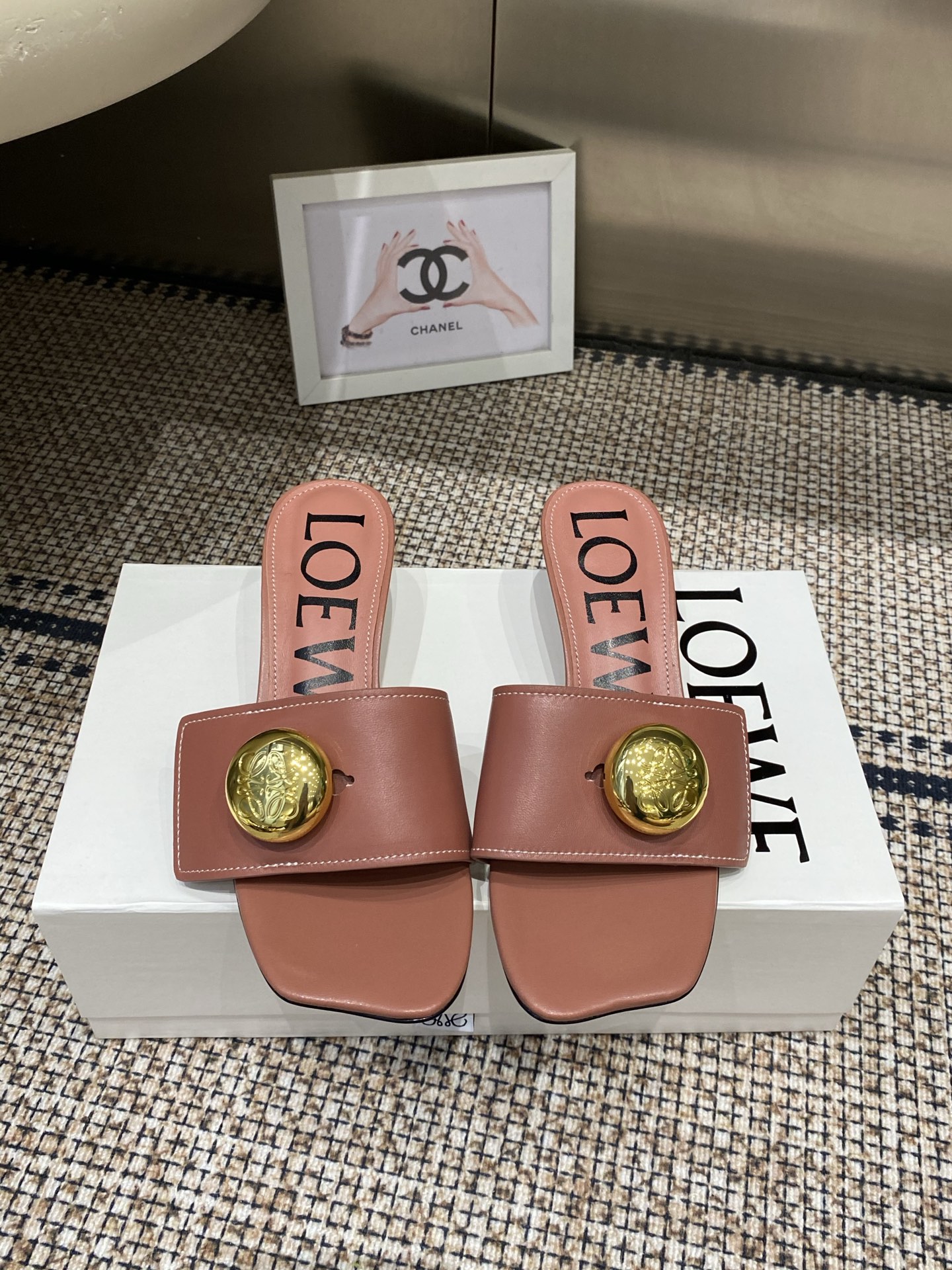 NO:783439,LOEWE 26ss spring and summer latest slippers are a very popular brand this year. Many celebrities, Internet celebrities and fashion bloggers are planting grass. Little fairies who like this style must buy it. The upper is made of imported calfskin and the lining is mixed sheepskin. The leather is delicate and very comfortable on the feet. Simple line design. The design of the big toe is super tasteful. Italian genuine leather outsole. Size 35-42 (40 41)  42 customized), slippers, loewe, loewe, slippers, cowhide, sheepskin, Leather soles19860909LOEWE 罗意威 26ss春夏最新款拖鞋   今年超火的品牌 好多明星网红时尚博主种草 喜欢这种风格的小仙女必须要入手哦 鞋面采用进口小牛皮 内里混种羊皮 皮料细腻上脚非常舒适 简约的线条设计 鞋头大头的设计 超级有味道 意大利真皮大底 码数35-42（40 41 42定做）,拖鞋,loewe,loewe,slippers,cowhide,sheepskin,Leather soles,Women's Shoes