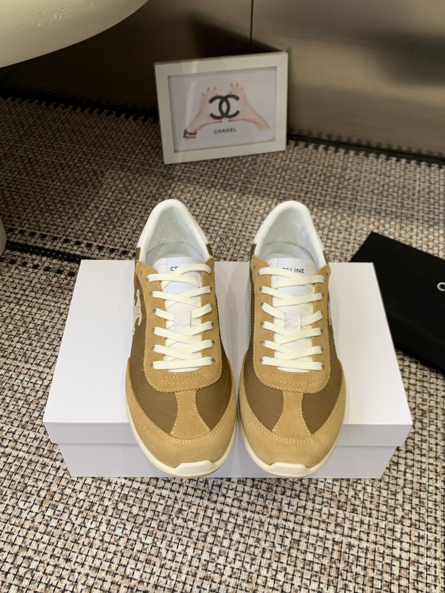 NO:783425,Celine 26ss early spring new retro sports shoes and casual shoes are inspired by the track and field running shoes of the 1970s and 1980s. The shoes have smooth lines and a slightly old feel. They have the relaxed atmosphere of retro sports and incorporate CELINE's iconic minimalist aesthetics. They are a powerful tool for creating a French casual style.  The metal or embroidered Triomphe Arc de Triomphe logo on the side of the shoe body is the core identification element. It is low-key but highly recognizable, strengthening the brand gene. The upper is made of mesh, suede, nylon and other materials, which visually enriches the sense of layering and makes the shoe shape more three-dimensional. The upper is cow suede/mesh, and the lining is sheepskin. The outsole is an original molded outsole.  Size 35-40 (40 customized), casual shoes/sports shoes, celine, celine, sneakers, sheepskin, chamois leather19860909Celine 赛琳 26ss早春新款复古运动鞋 休闲鞋 以70-80年代的田径跑鞋为灵感,鞋身线条流畅且略带做旧感,既有复古运动的松弛氛围,又融入了CELINE标志性的极简美学,是打造法式随性风格的利器. 鞋身侧面的金属或刺绣Triomphe凯旋门标识是核心识别元素,低调却极具辨识度,强化了品牌基因.鞋面采用网眼布、麂皮、尼龙等材质拼接,视觉上丰富了层次感,也让鞋型更具立体感. 鞋面牛反绒/网布 内里羊皮 大底原版开模大底 码数35-40（40订做）,休闲鞋/运动鞋,celine,celine,sneakers,sheepskin,chamois leather,Women's Shoes