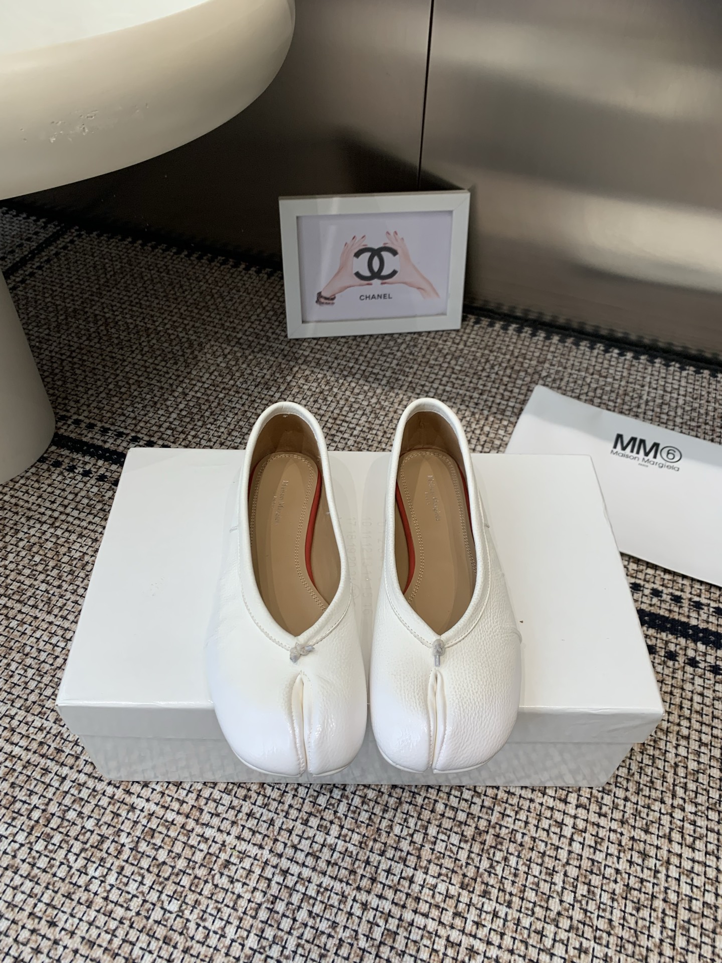 NO:783401,Maison Margiela MM6 26ss new split-toe ballet shoes are its iconic items. They have both design and comfort. They are a 'niche hit' that is highly sought after in the fashion circle. They are painted in bright red, with an eye-catching color and strong gloss. They match the classic shallow ballet shoe shape. They are in line with the high-recognition colors such as 'Benming Red' and 'Facai Red' launched by the brand in recent years. The upper feet are not bound by conventions. You can be yourself as you like ~ the feet are super soft and comfortable.  Imported cow nubuck upper, sheepskin lining, original Italian double-layer genuine leather sole, size 35-42 (customized for 40, 41, 42), split-toe shoes, masion margiela, masion margiela, sheepskin19860909Maison Margiela MM6马吉拉 26ss 新款分趾芭蕾舞单鞋 属于其标志性单品 兼具设计感与舒适度 是时尚圈备受追捧的“小众爆款” 鲜红色淋漆工艺,色泽抢眼、光泽感强,搭配经典浅口芭蕾舞鞋型 符合品牌近年来推出的“本命红”和“发财红”等高辨识度配色 上脚不被常规所拘束 随心所欲做自己～上脚超级柔软舒适 鞋面进口牛磨砂 内里羊皮里 原版意大利双层真皮底 码数35-42（40、41、42定做）,分趾鞋,masion margiela,masion margiela,sheepskin,Women's Shoes