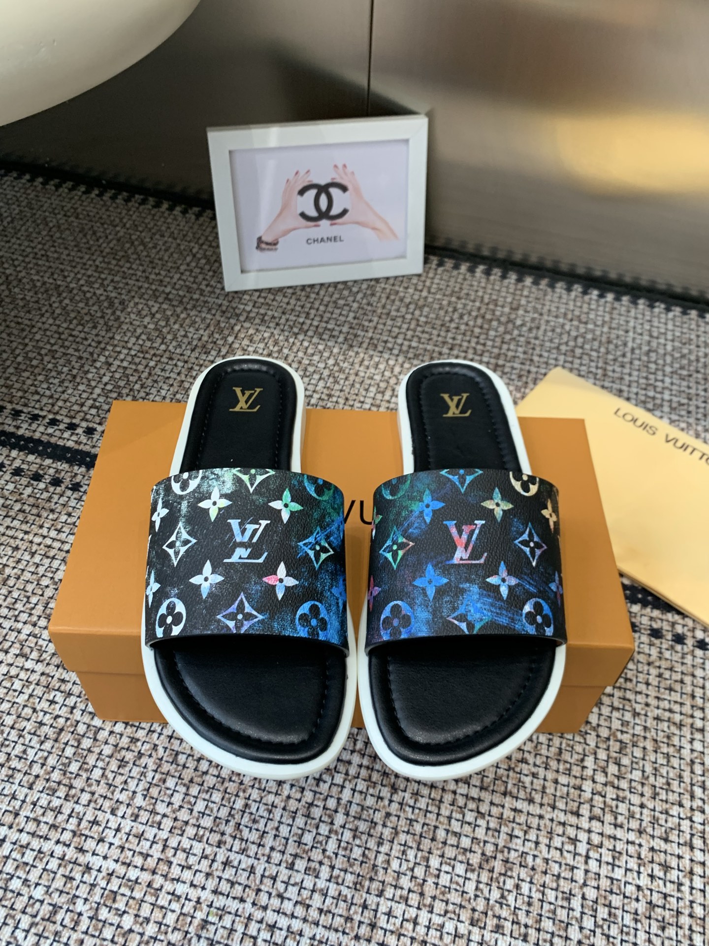 NO:783415,Top version for men LV Louis Vuitton L Home Donkey Portofino series Presbyopia Embossed Printing Slipper Sandals This LV Portofino sandal is made of soft grained cow leather, with a V-shaped hollow structure and three-dimensional LV letters integrated into the wide slope, making it another trendy choice. The leather insole is hot-stamped with LV letters, and the rubber outsole that expresses the Louis Vuitton logo builds the brand style. Delivered in exquisite packaging. Fabric:  Original customized imported leather Lining: Original customized soft leather lining Outsole: Original molded anti-slip rubber material Bottom thickness: 1.5CM Size: Men's 39-46 (customized 45/46), slippers, louis vuitton, louis vuitton, louis vuitton, louis vuitton, sandals, slippers, cowhide19860909顶级版本男款 LV路易-威登 L家 驴牌Portofino系列 老花 浮雕 印花 一字拖鞋 凉鞋 本款 LV Portofino 凉拖取材柔软粒面牛皮革,为宽幅斜面融入V形镂空结构与立体LV 字母,成就又一潮流之选.皮革内底烫印 LV 字母,与抒写路易威登标识的橡胶外底共筑品牌格调 配送精美包装 面料: 原版定制进口皮革 内里: 原版定制柔软皮革里 大底: 原版开模防滑橡胶材质 底厚: 1.5CM Size: 男款39-46（45/46定制）,拖鞋,louis vuitton,louis vuitton,louis vuitton,louis vuitton,sandals,slippers,cowhide,Women's Shoes