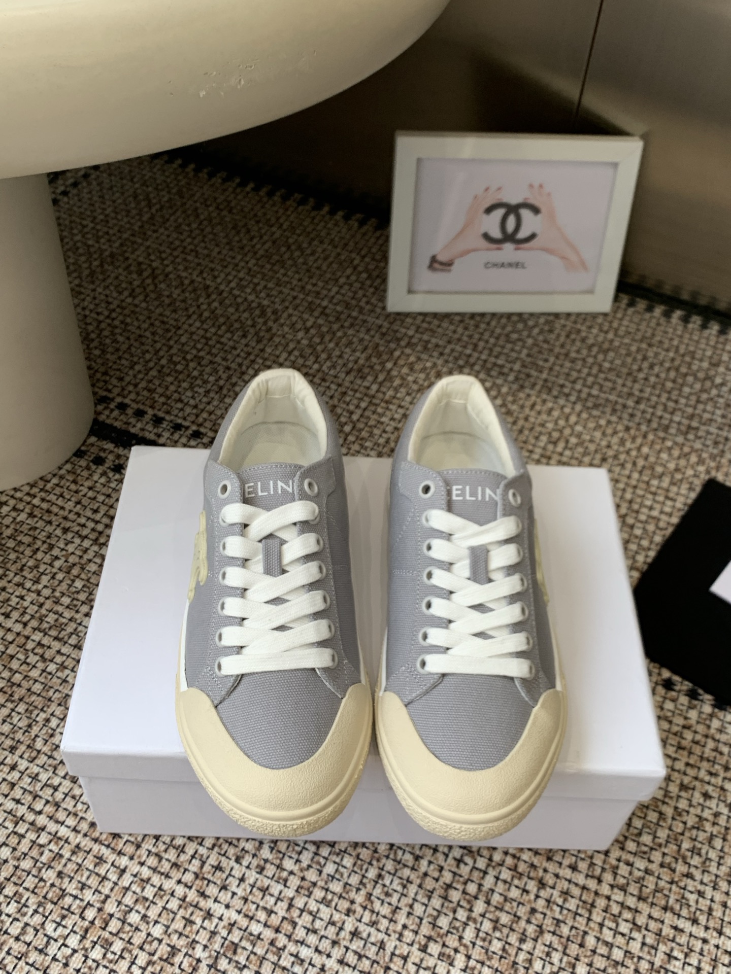 NO:783388,CELINE Celine 26ss new spring and summer Arc de Triomphe canvas shoes, casual shoes, classic canvas stitching with off-white edging, clean and neat lines, iconic logo embroidery on the side of the shoe, low-key and elegant, whether it is daily commuting or weekend dating, a pair can create that 'effortless sense of luxury'. Classic black and white, cool gray and blue, sweet and cool black and pink, five colors I want to get!  Super durable for daily commuting and tasteful for travel. They are really the most worth buying casual shoes this year. The 3D electric embroidery LOGO on the upper is particularly prominent/breathable fabric. Sheepskin lining on the foot pad/customized breathable mesh. Original open molded TPU rubber outsole. Size 35-39 (customized at 40.41), casual shoes/sports shoes, celine, celine, sneakers, sheepskin19860909CELINE 赛琳 26ss春夏新款 凯旋门帆布鞋 休闲鞋  经典帆布拼接米白包边 线条干净利落 鞋侧标志性 logo 刺绣低调显贵 无论是日常通勤还是周末约会,一双就能搭出那种“毫不费力的高级感”  黑白经典、灰蓝清冷、黑粉甜酷 五个颜色都想收！日常通勤超耐造 越穿越有味道 真的是今年最值得入的休闲鞋 鞋面3D电绣LOGO格外突出亮点/透气布 垫脚内里羊皮/定制透气网布 原版开模TPU橡胶大底 码数35-39（40.41定做）,休闲鞋/运动鞋,celine,celine,sneakers,sheepskin,Women's Shoes