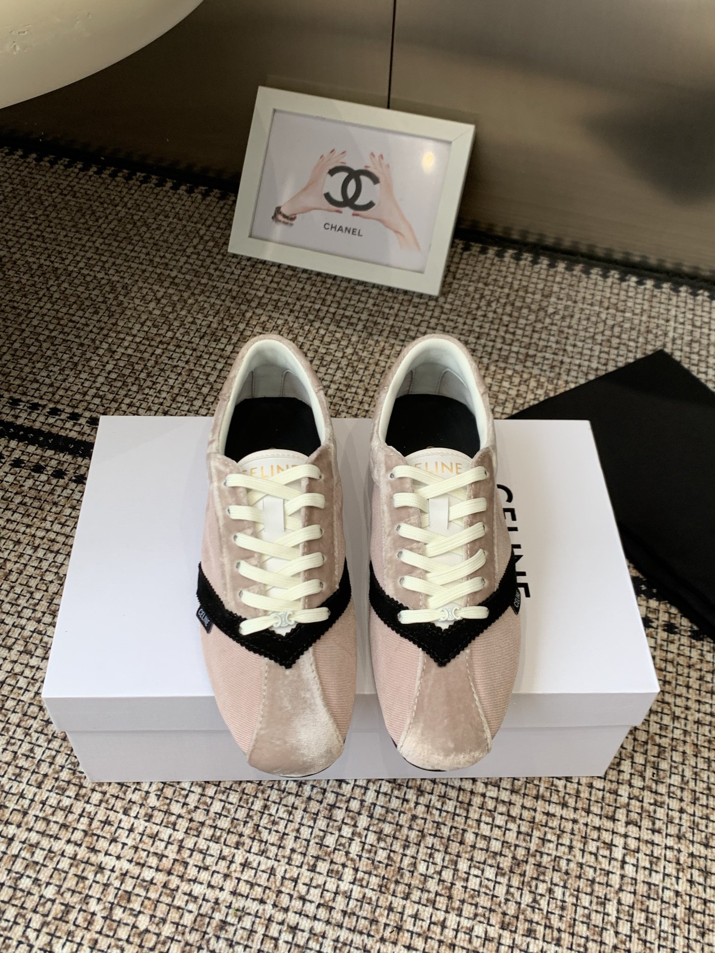 NO:783403,CELINE Celine 26ss new spring and summer moral training shoes FLAT design is inspired by ballet shoes. The unique color and material combination injects a touch of retro style. The upper has a V-shaped splicing design. The shoelaces are equipped with a removable Arc de Triomphe logo. Although this sneaker has a flat-soled structure, it is still extremely comfortable and light to wear with a soft rubber outsole. The upper is made of velvet spliced custom cloth and the original molded rubber outsole.  Size 35-41 (40.41 customized), casual shoes/sports shoes, celine, sneakers19860909CELINE 思琳 26ss春夏新款 德训鞋 FLAT设计灵感源于与芭蕾舞鞋 独特的配色和材质组合 注入了一抹复古风格 鞋面有着V字形拼接设计 鞋带上配有可拆洗凯旋门logo 尽管这款运动鞋为平底结构 通过柔软的橡胶外底 穿着依然无比舒适与轻便  鞋面丝绒拼接定制布 原版开模橡胶大底  码数35-41（40.41定做）,休闲鞋/运动鞋,celine,sneakers,Women's Shoes