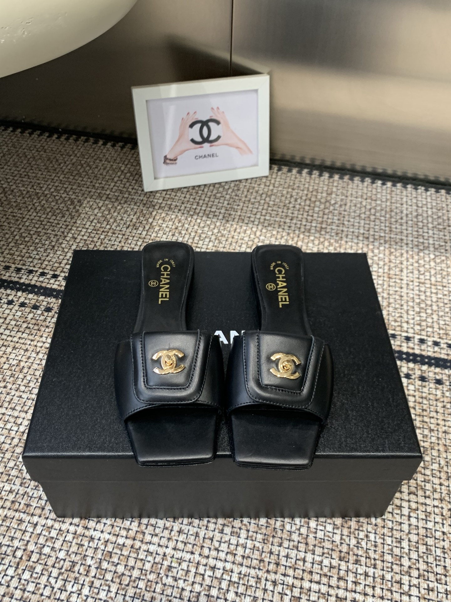 NO:783372,Chanel's new summer slippers, high version, worn by many celebrities and Internet celebrities, a versatile series popularized by domestic and foreign bloggers, must-have sandals for spring and summer wardrobes. Designed exclusively by Xiangjia, upper imported sheepskin lining: imported sheepskin lining, outsole original molded custom leather outsole, shoe size: 35-39 (40, 41, custom-made, non-returnable), slippers, chanel, chanel, slippers, sheepskin, Leather soles19860909Chanel夏季新款拖鞋 高版本 众多明星网红上脚,国内外博主刷爆的一个百搭系列,春夏衣橱搭配必备 凉拖首选.设计香家专属 鞋面进口羊皮  内里: 进口羊皮内里 大底原版开模定制真皮大底 鞋码: 35-39（40、41、定做不退换）,拖鞋,chanel,chanel,slippers,sheepskin,Leather soles,Women's Shoes