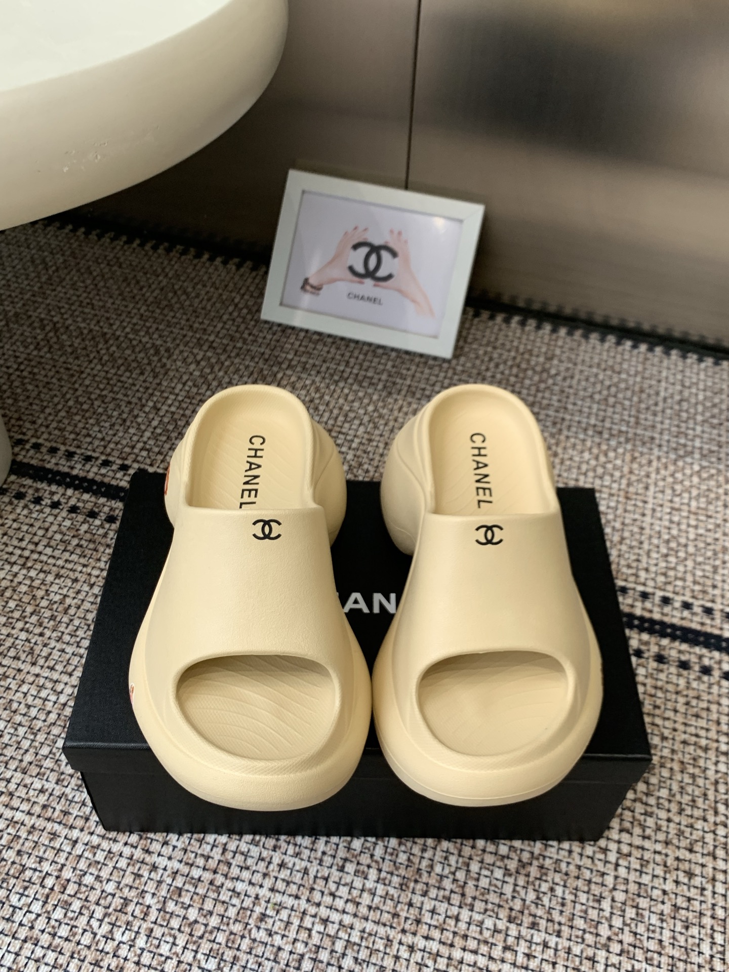 NO:783380,chanl 26ss’ popular trendy one-line thick-soled slippers are really eye-catching. The more I look at them, the more I like them!  The good news for short babies can directly lengthen their body proportions!  !  The shoe body is soft and comfortable, the sole is wear-resistant and non-slip - and each color is very versatile. It is really suitable for this spring and summer. The upper is original EVA one-piece molding, the original rubber outsole, the heel height is 9cm, the size is 35-40 (customized in 40), slippers, chanel, slippers19860909chanl 26ss 爆款没计感一字厚底拖鞋 爆真的是很耐看越看越喜欢！矮个子宝宝的福音直接拉长身材比例！！ 鞋身柔软舒适,鞋底耐磨防滑-而且每个颜色都非常百搭.真的太适合这个春夏  鞋面原版EVA一体成型 原版橡胶大底 跟高9cm 码数35-40（40定做）,拖鞋,chanel,slippers,Women's Shoes