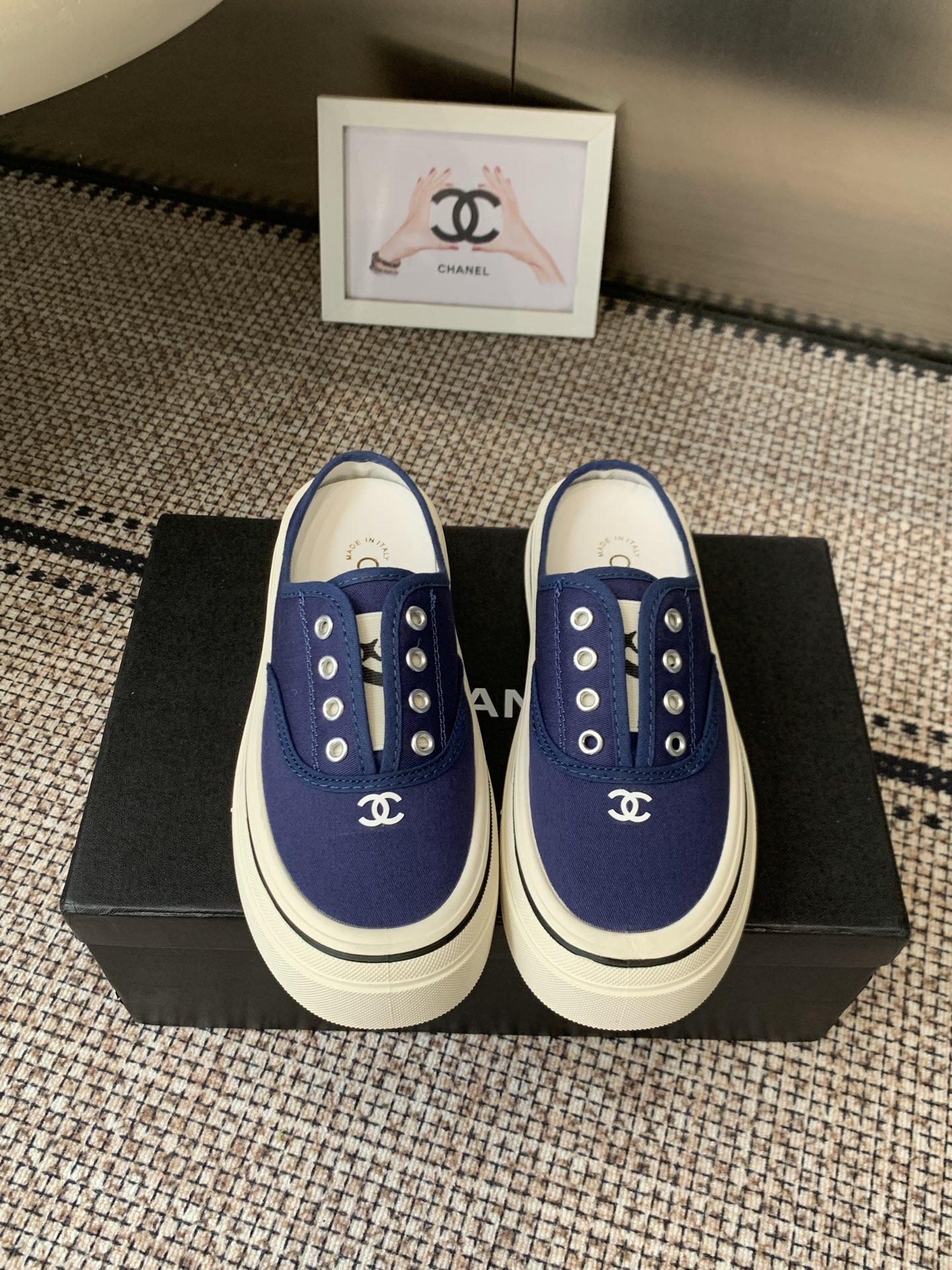 NO:783364,Chanel Chanel 26ss new biscuit canvas shoes have been developed for several months and the latest version has finally come out. It is the top casual sports shoe in the counter. This classic design has a simple style on the upper but the outsole is fashionable and sporty. It incorporates a variety of color matching elements... The diversified mix and match is very good-looking and versatile, casual, fashionable, sports and outdoor can be taken into consideration... The upper is made of canvas and the lining is made of sheepskin. The outsole is based on wear-resistant rubber outsole.  Size 35-40 (40 customized), casual shoes/sports shoes, chanel, chanel, sneakers, sheepskin19860909Chanel 香奈儿 26ss新款饼干帆布鞋 开发了几个月最高版本终于出来了 专柜顶级休闲款运动鞋 这款经典设计 鞋面简洁的风格 大底却时尚运动 不平凡的拥入了多种配色元素…… 多元化混搭非常好看百搭,休闲,时尚,运动,户外都能兼顾…… 鞋面采用 帆布 内里采用 羊皮 大底根据 耐磨橡胶大底 码数35-40（40定做）,休闲鞋/运动鞋,chanel,chanel,sneakers,sheepskin,Women's Shoes