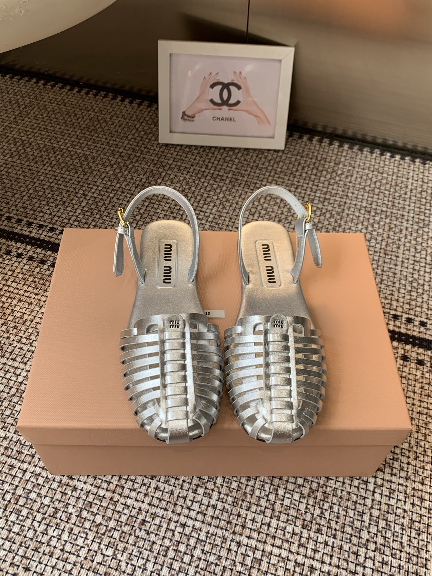 NO:783356,Miu Miu Miu Miu's new back-sleeved Roman loafers. Miu Miu, these are so beautiful this season!  It looks great no matter how you wear it. The design of the coin is very retro and fashionable!  The upper is made of original imported cowhide, the lining of the feet is silk sheepskin, all the details of the leather edges are oiled, and the original molded rubber outsole. Upper: Original imported cowhide Inner feet: Silk sheepskin Details: All leather edges are oiled Outsole: Original molded rubber outsole Size: 35-39 (40 is custom-made and non-returnable), sandals, miumiu, loafers, sandals, cowhide, sheepskin19860909Miu Miu 缪缪新款后空罗马乐福鞋 缪缪这一季这太美了吧！无敌搭配怎么穿都超级好看.钱币的设计很复古很时尚！ 鞋面采用原版进口牛皮,内里垫脚丝绸羊皮,皮边全部细节油边处理,原版开模橡胶大底. 鞋面: 原版进口牛皮 内里垫脚: 丝绸羊皮 细节: 全皮边油边处理 大底: 原版开模橡胶大底 尺码: 35-39(40为定做不退换),凉鞋,miumiu,loafers,sandals,cowhide,sheepskin,Women's Shoes