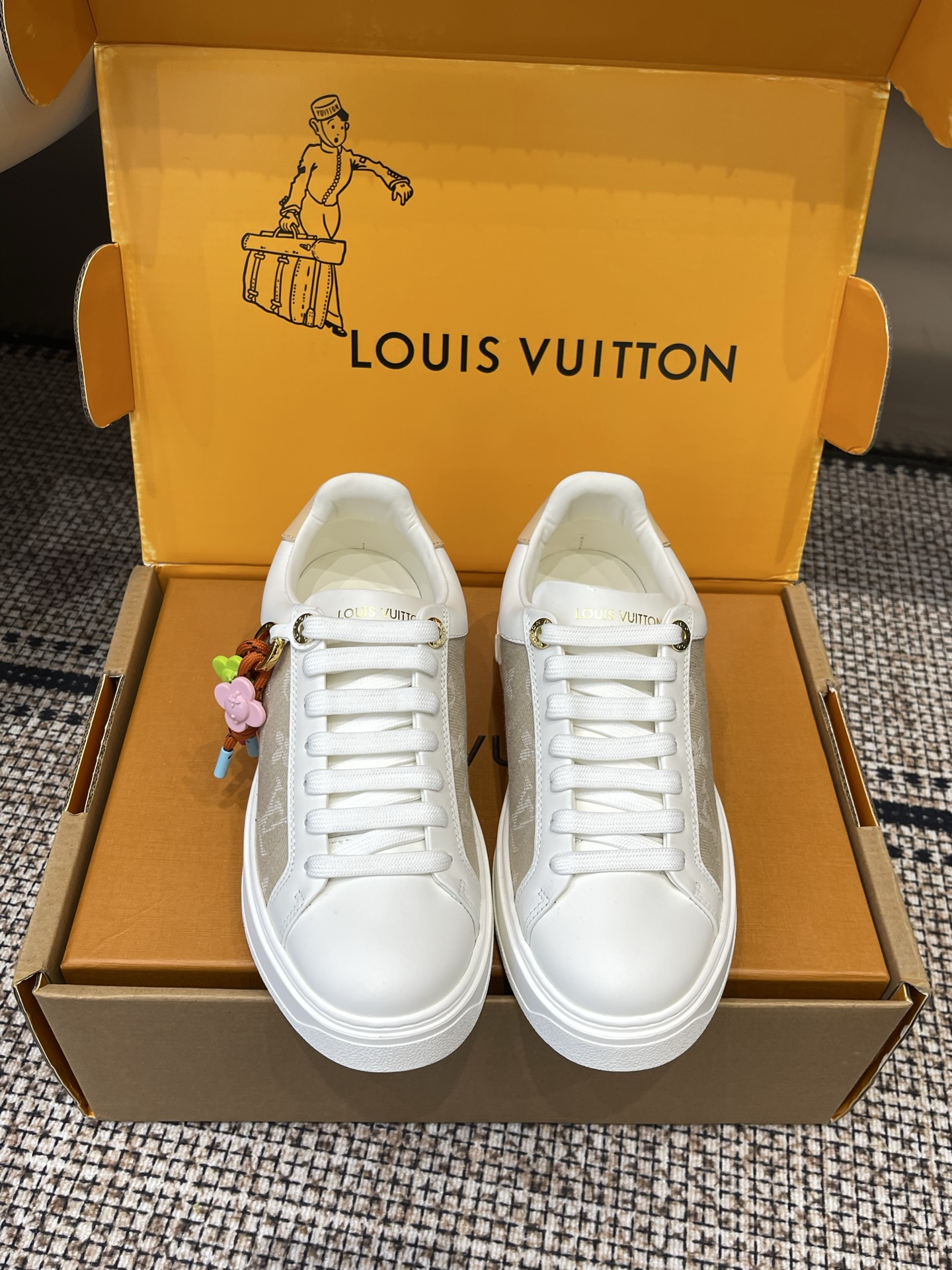 NO:783384,Louis Vuitton Louis Vuitton 26ss co-branded Time Out casual white shoes sneakers classic denim relaunched New denim denim series based on retro denim fabric with neat shoe shape and exquisite details Perfect fusion of casual street style and elegant temperament Versatile and durable, showing a frank style in every step Monogram flowers bloom on the thickened rubber outsole to express the brand's style Original imported first-layer cowhide fabric  Original custom-made soft sheepskin lining, original molded TPU non-slip outsole, size 35-41 (customized at 40.41), casual shoes/sports shoes, louis vuitton, louis vuitton, sneakers, cowhide, sheepskin19860909Louis Vuitton 路易威登 26ss联名款 Time Out 休闲 小白鞋 运动鞋 经典丹宁 焕新登场 全新牛仔丹宁系列 以复古牛仔面料为基底 搭配利落鞋型与精致细节 将随性街头感与优雅气质完美融合 百搭耐看不挑穿搭 步履之间 尽显率性格调 Monogram 花卉于加厚橡胶外底绽放品牌风华 面料原版进口头层牛皮 内里原版定制柔软羊皮 原版开模TPU防滑大底 码数35-41（40.41定做）,休闲鞋/运动鞋,louis vuitton,louis vuitton,sneakers,cowhide,sheepskin,Women's Shoes