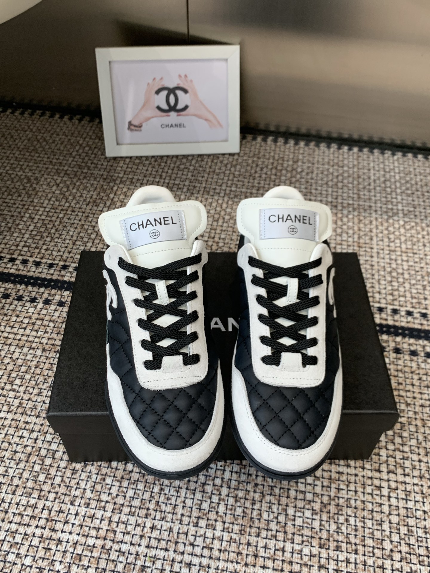 NO:783392,Chanel Chanel 26 early spring new model, moral training shoes, casual sports shoes, biscuit shoes, top version, original development last type, delicate and stylish, not afraid of wide feet, will not show fat feet, looks good and comfortable on the feet, feels very light on the feet, comfortable and breathable, super white, really a perfect match to explode, imported first-layer cowhide for the upper, imported sheepskin for the lining, mixed sheepskin for the feet, original TPU combination outsole, size 35-40 (40)  41 customized), casual shoes/sports shoes, chanel, chanel, sneakers, cowhide, sheepskin19860909Chanel 香奈儿 26早春新款 德训鞋 休闲运动鞋 饼干鞋 顶级版本 原版开发楦型 秀气有型 宽脚也不怕 不会显脚肥 上脚好看又舒适 穿起来脚感非常轻盈 舒适透气 超级显白 真的是绝搭到爆炸 鞋面进口头层牛皮 内里进口羊皮 垫脚混种羊皮 原版TPU组合大底 码数35-40（40 41定做）,休闲鞋/运动鞋,chanel,chanel,sneakers,cowhide,sheepskin,Women's Shoes