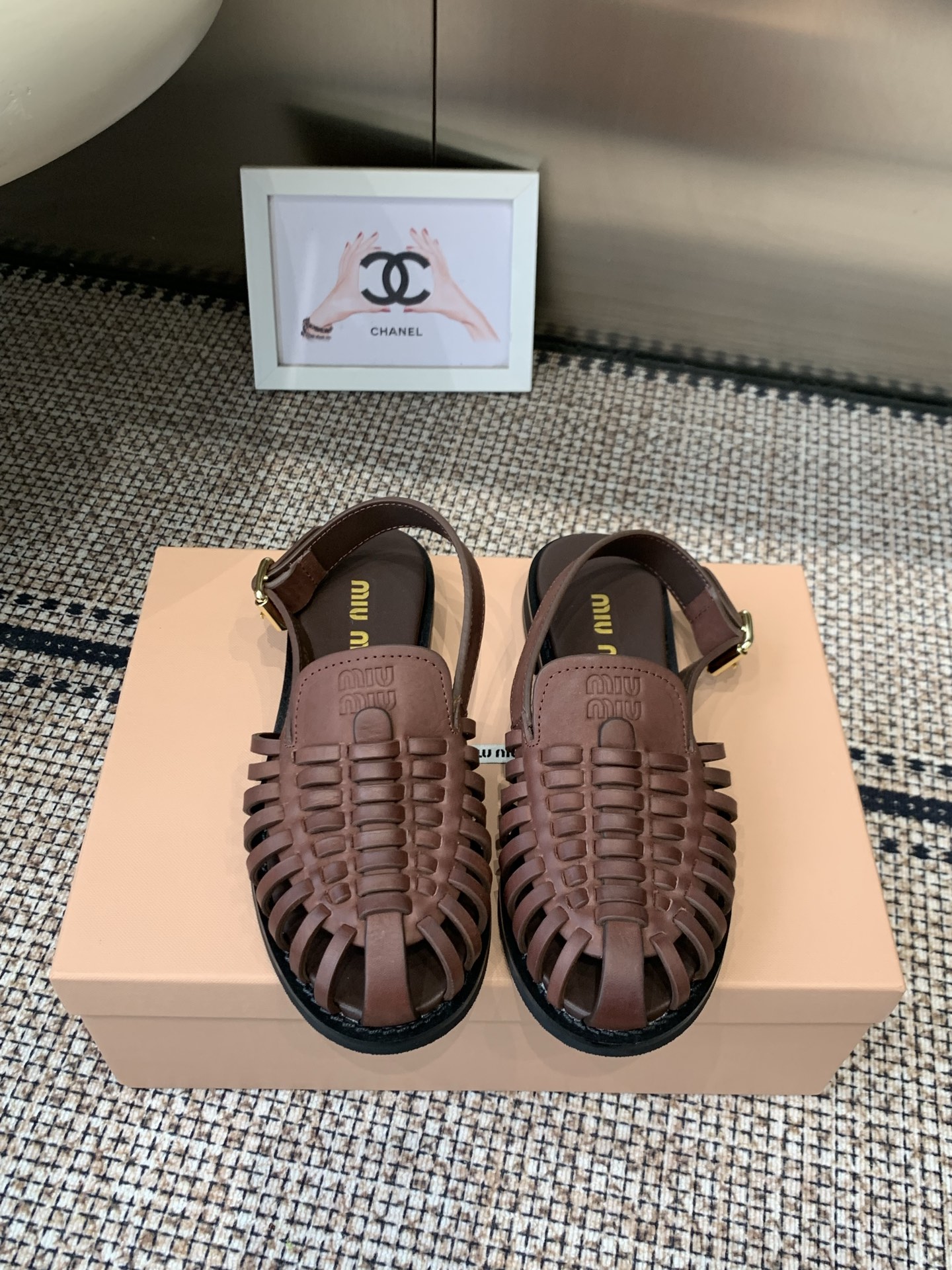 NO:783352,MiuMiu 26ss latest summer flat pleated braided rope sandals This summer I have prepared a few more pairs of must-have slippers for you. The braided rope surface process is indeed more difficult than before. The control of details is particularly important. It cannot be completed with a machine. All operations are done by hand. The toe design makes the whole pair of shoes full of comfort. The upper is cowhide, the inner sheepskin, and the sole is rubber outsole.  Size 35-40 (40 customized), sandals, miumiu, sandals, slippers, cowhide, sheepskin19860909MiuMiu 缪缪 26ss 最新夏季 平底褶皱 编织绳 凉鞋 今年夏天为你们多准备几双必备拖鞋 编绳面工艺确实比以往更难 细节的把控尤为重要 用机器是无法完成的 全部手工来操作啦 包头设计 整双鞋舒适度拉满 鞋面牛皮 内里羊皮 鞋底橡胶大底 码数35-40（40定做）,凉鞋,miumiu,sandals,slippers,cowhide,sheepskin,Women's Shoes