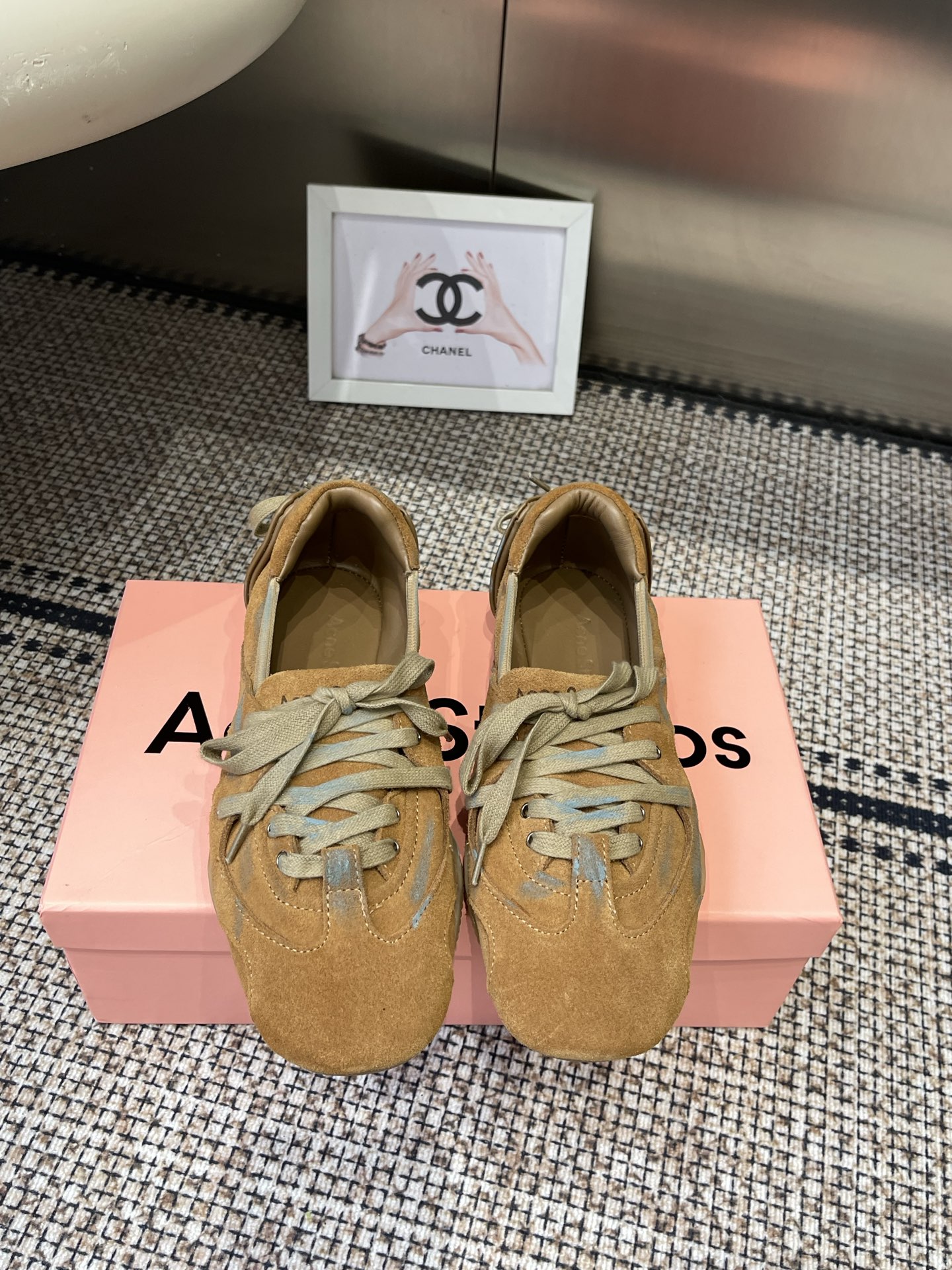 NO:783368,Acne Studios 26ss new ballet sneakers for autumn and winter. Acne Studios combines sneakers with elements of the popular ballet shoes to launch ballet sneakers for the first time. The entire pair of shoes also refers to the real pointe shoes worn by ballerinas, creating a strap design in the front half. There are also cross straps on the heel, boat-shaped shoe body, narrow and long last, etc., which are somewhat similar to pointe shoes.  The upper is made of textured veneer leather, and there are exquisite decorative straps on the rear of the shoe. It is paired with a seamless rubber sole. It is a pair of flat shoes with a romantic and street feel. Size 35-40 (40 custom-made), ballet shoes, Acne studios, dior, flats, sneakers19860909Acne Studios 26ss秋冬 新款芭蕾舞运动鞋 Acne Studios将运动鞋与当下热门的芭蕾舞鞋元素结合首次推出芭蕾舞运动鞋 整双鞋也参考了芭蕾舞女演员真实穿的足尖鞋,打造前半段的绑带设计,脚后跟的地方也有交叉绑带,船型鞋身、窄长楦头等等,都和足尖鞋有几分相似. 鞋面采用带有纹路的饰面皮革制成,鞋后方还有精致的装饰性绑带,搭配无缝橡胶鞋底,是一双兼具浪漫与街头感的平底鞋. 码数35-40（40定做）,芭蕾舞鞋,acne studios,dior,flats,sneakers,Women's Shoes